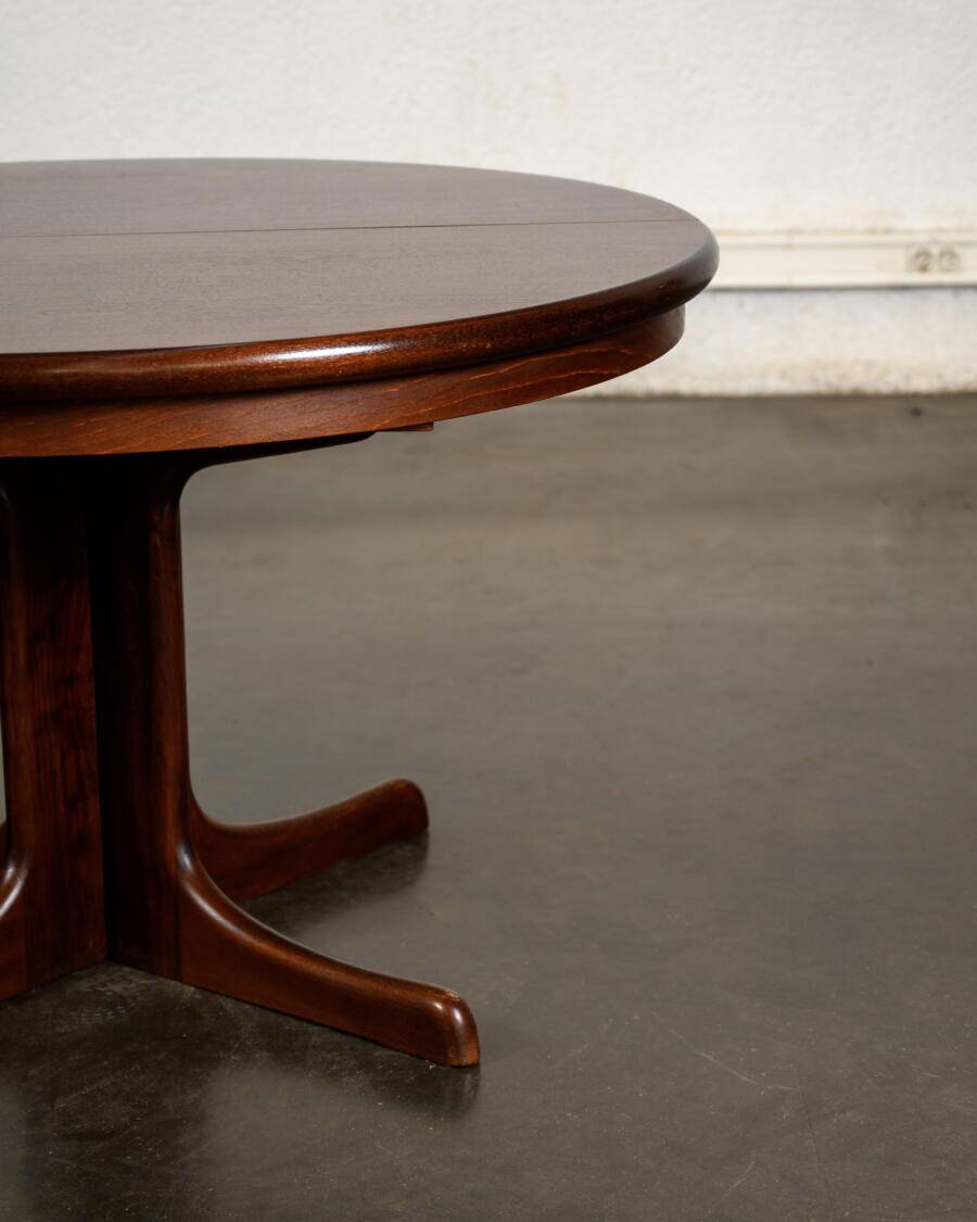 Table with central legs and 2 extensions.