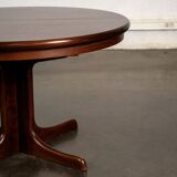 Table with central legs and 2 extensions.