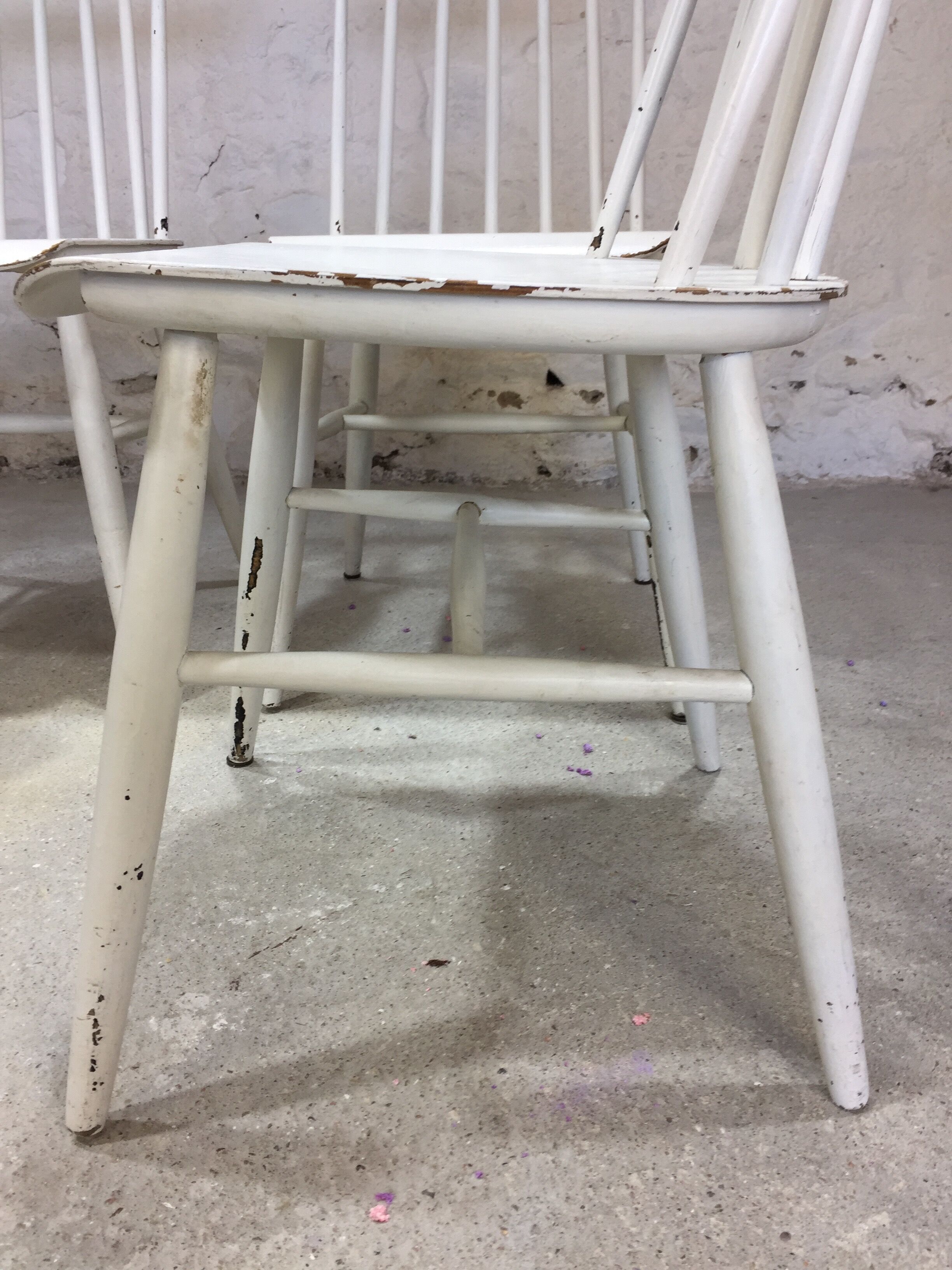Lot of 4 white wooden chairs
