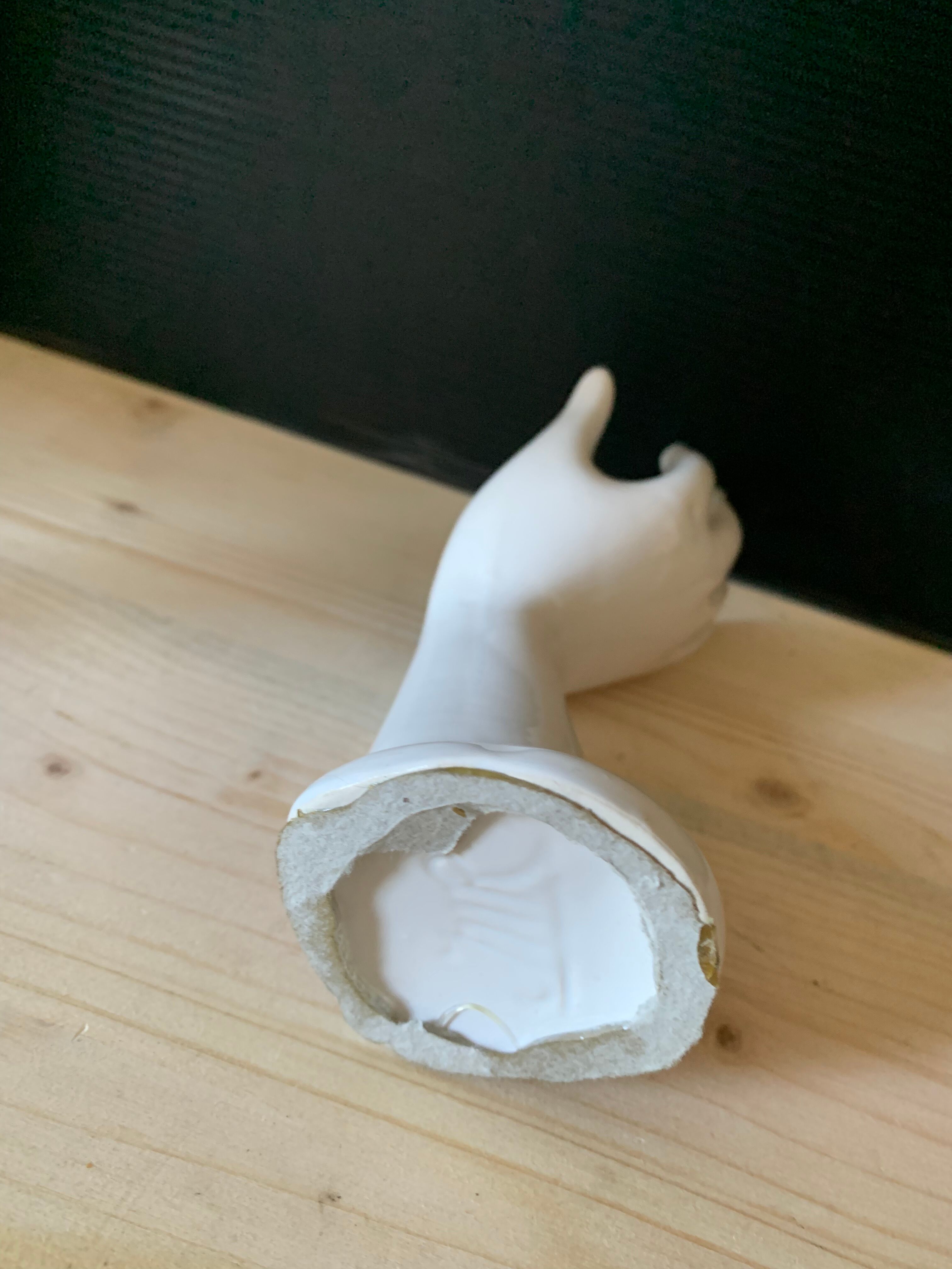 Hand baguier stings flowers