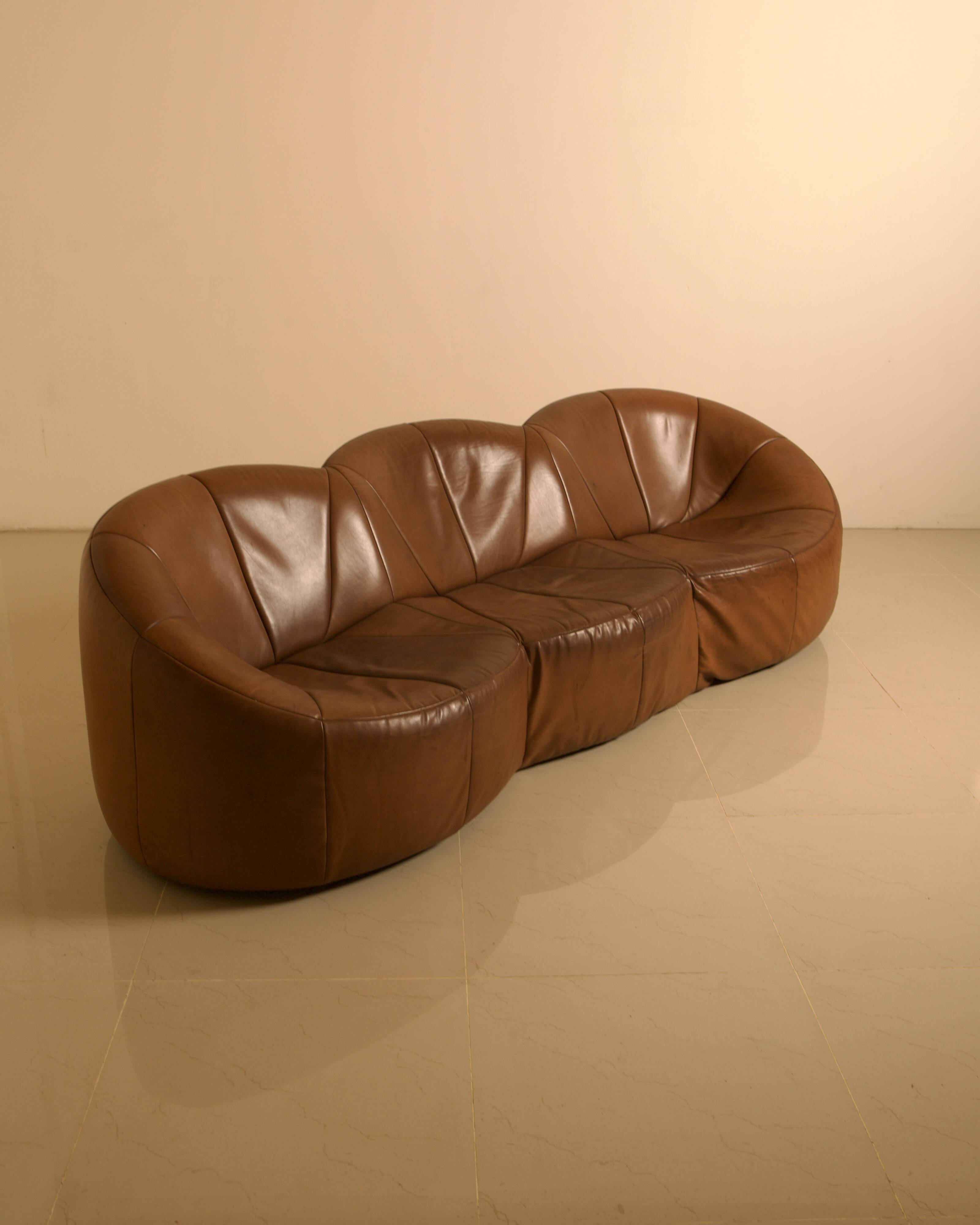 "Pumpkin" 3-seater canapé in patinated brown leather by Pierre Paulin for Arti.
