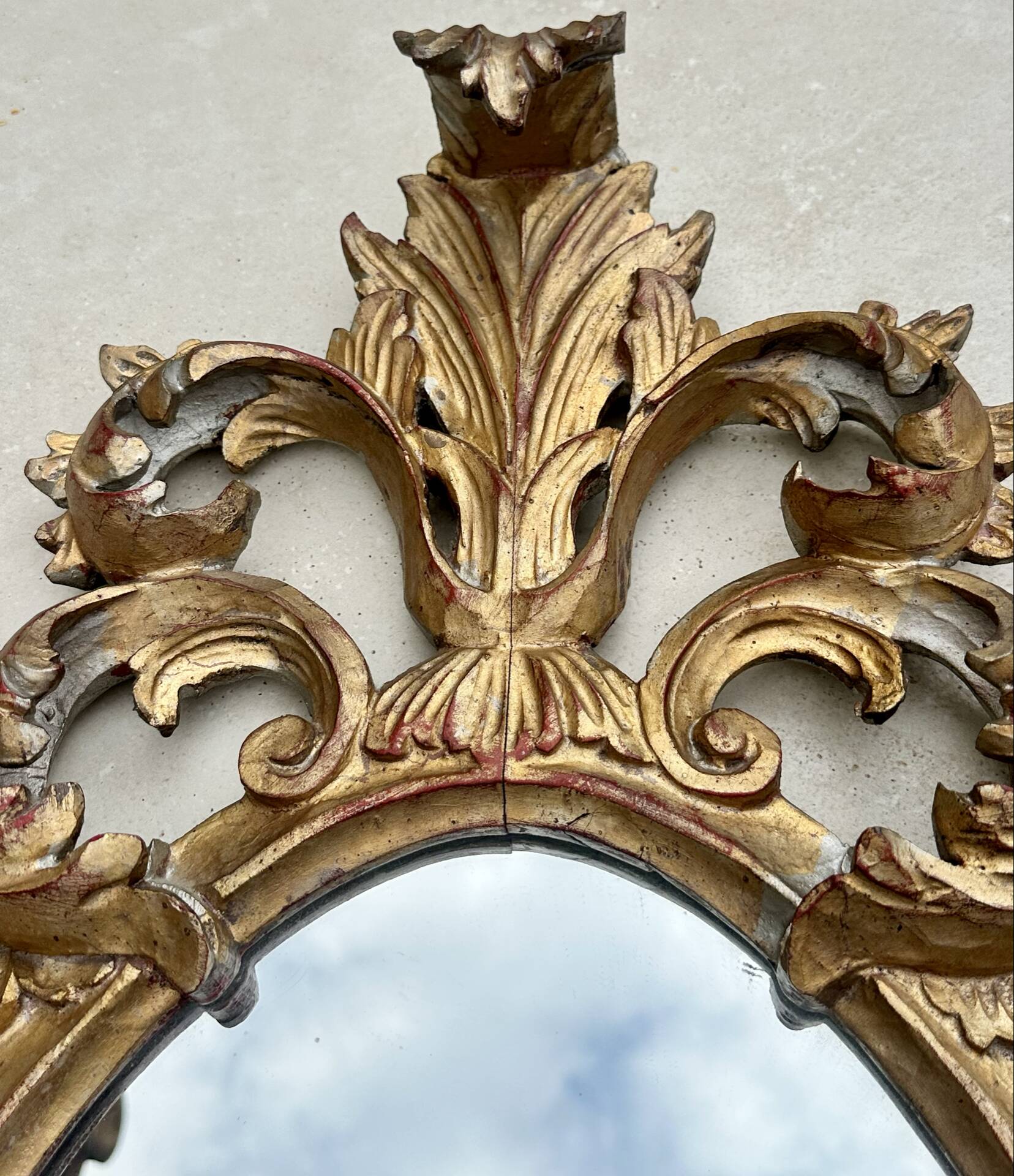 Miroir en bois doré sculpté .