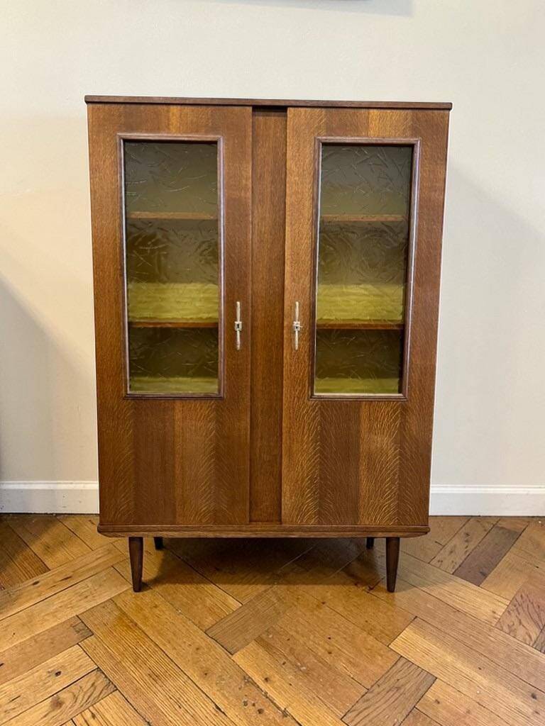 vitrine vintage en bois avec verre à relief jaune ocre