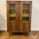 vitrine vintage en bois avec verre à relief jaune ocre