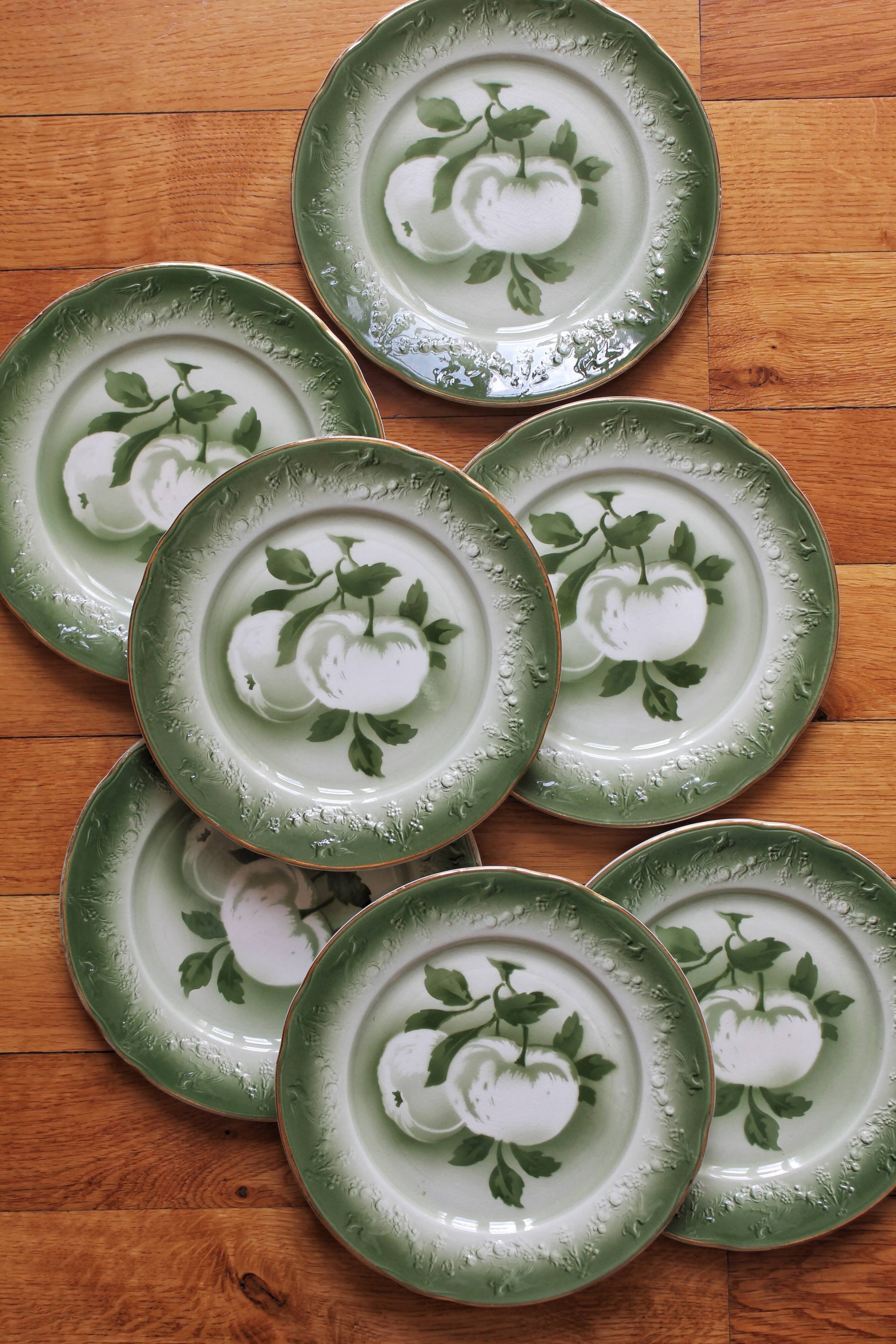 7 earthenware dessert plates with apple decoration and slip-brushed rim, KG Lunéville