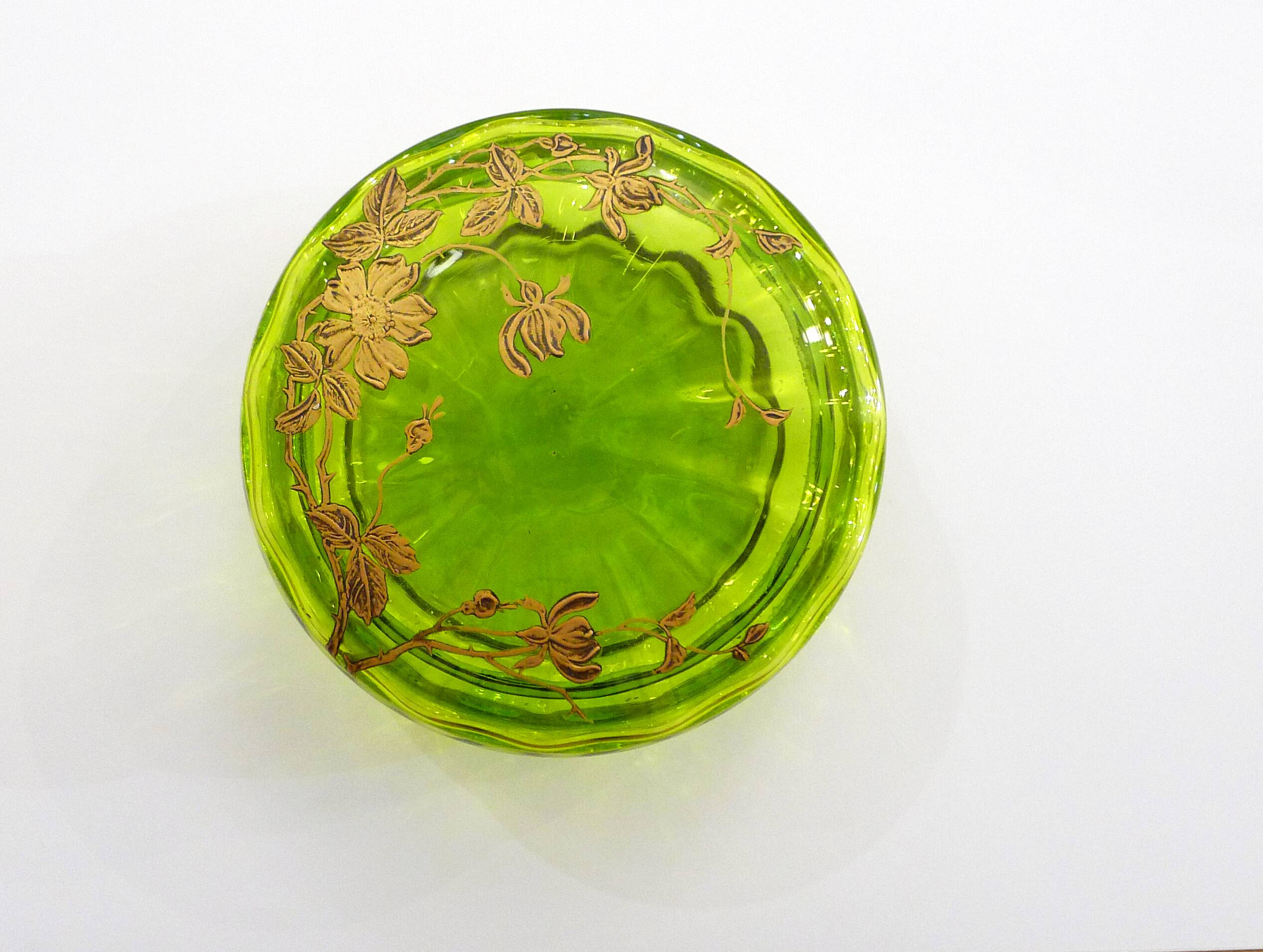 Bonbonnière ancienne en verre vert et fleurs dorées
