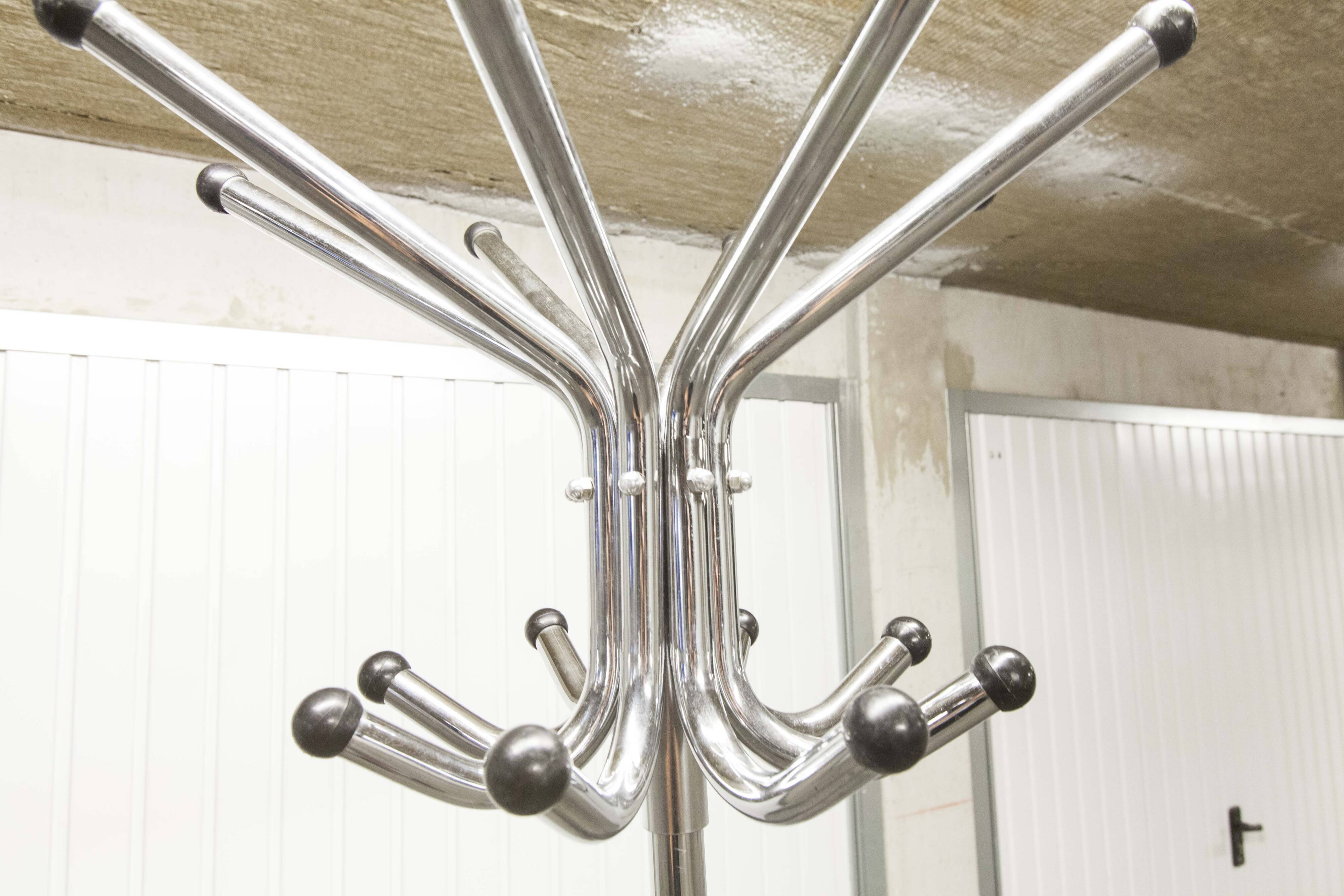 Parrot coat rack 16 hooks industrial in chromed metal and base + black balls 1960