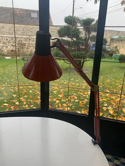 Architect's lamp in burgundy red metal, adjustable and articulated vintage