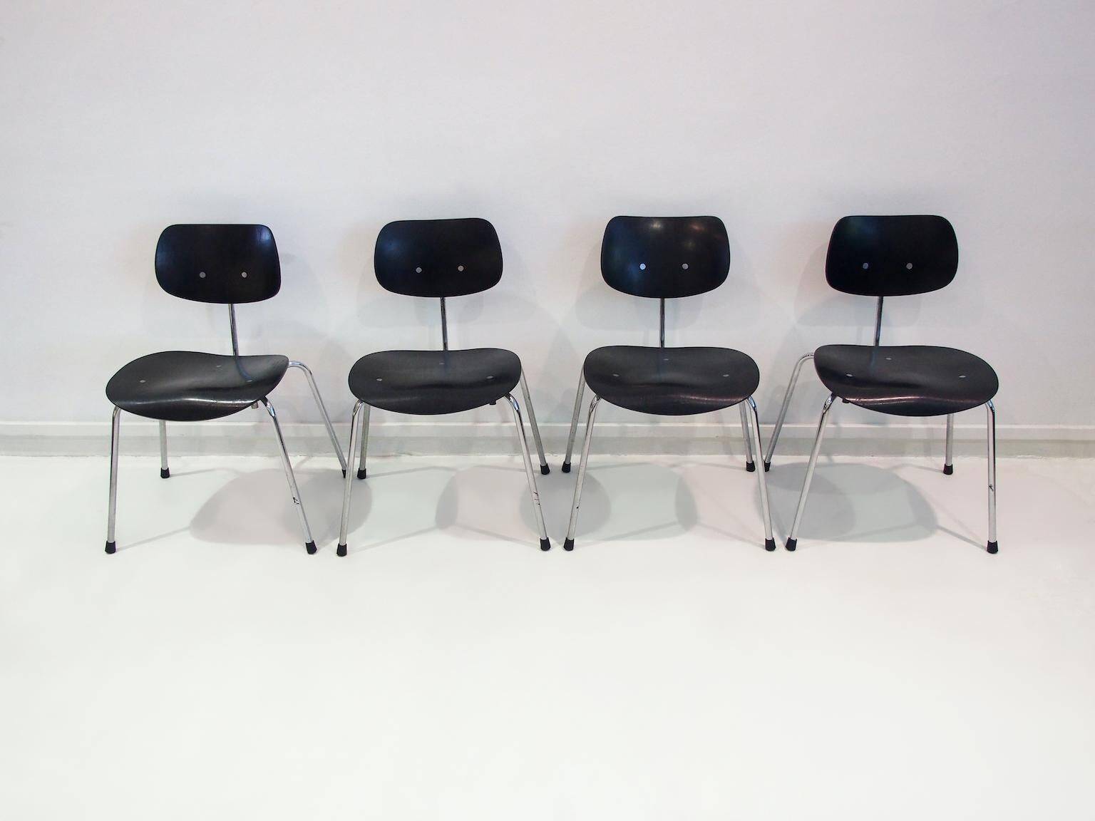 Ensemble de quatre chaises Egon Eiermann modèle SE 68 en contreplaqué laqué noir et acier