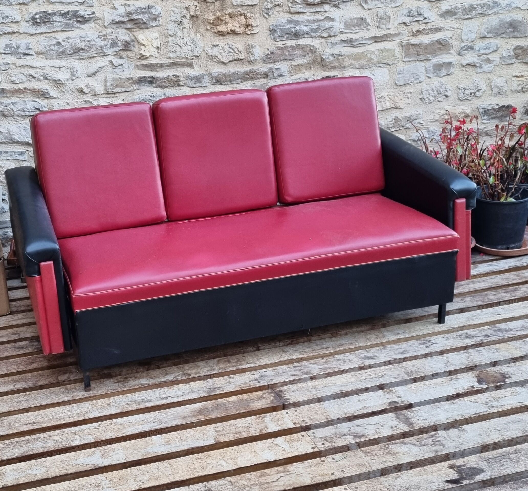 Vintage Sofa Bench in red and black skaï