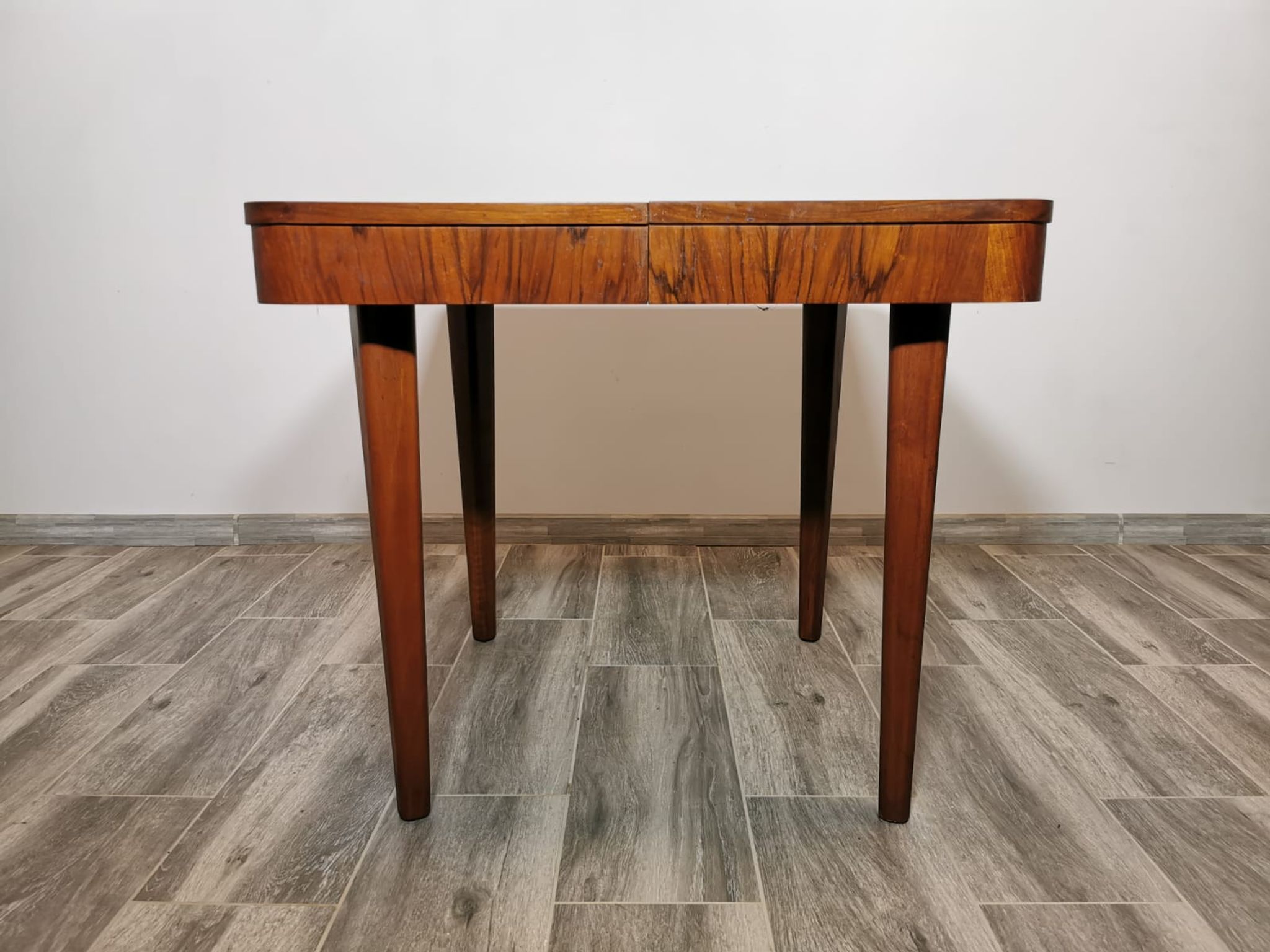 Table à manger par Jindrich Halabala