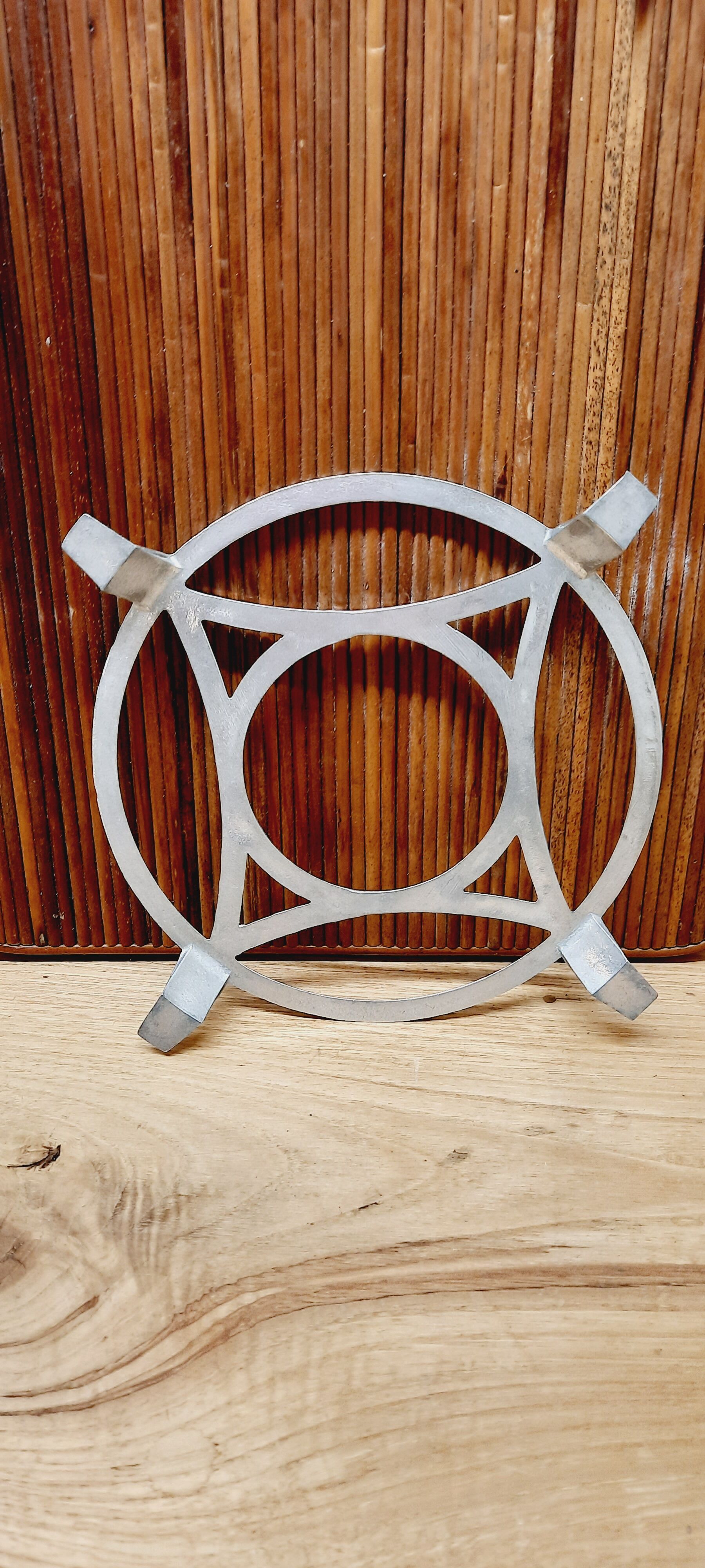 Round aluminum underside