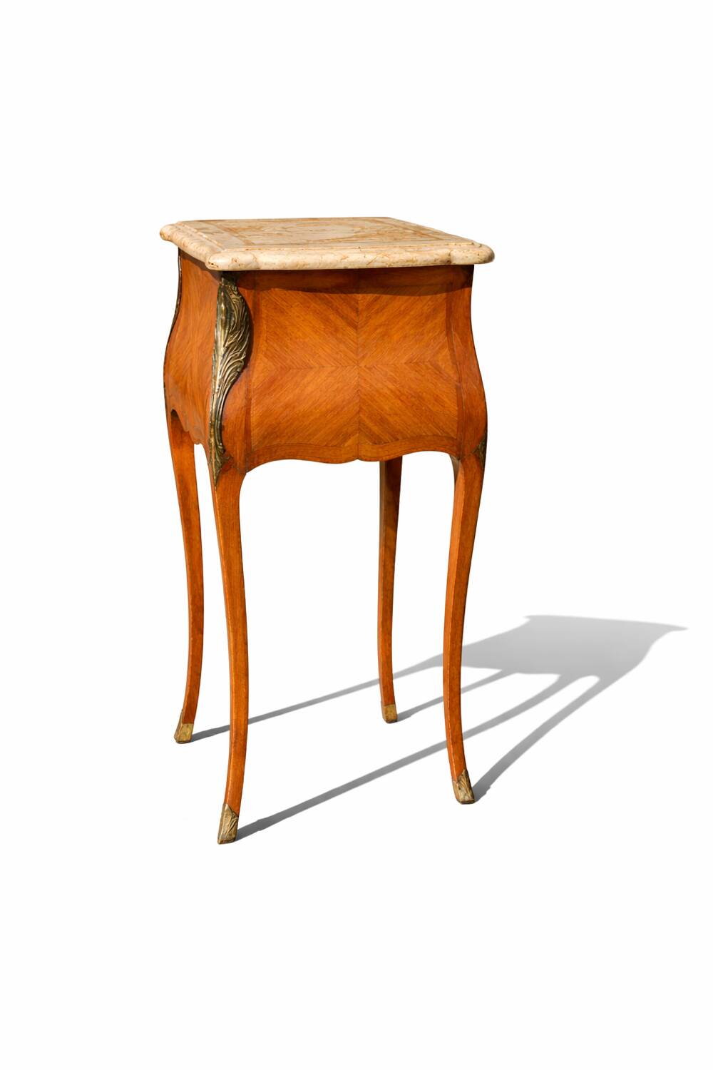 Paire de tables de chevet de style Louis XV avec plateau en marbre et marqueterie en noyer.