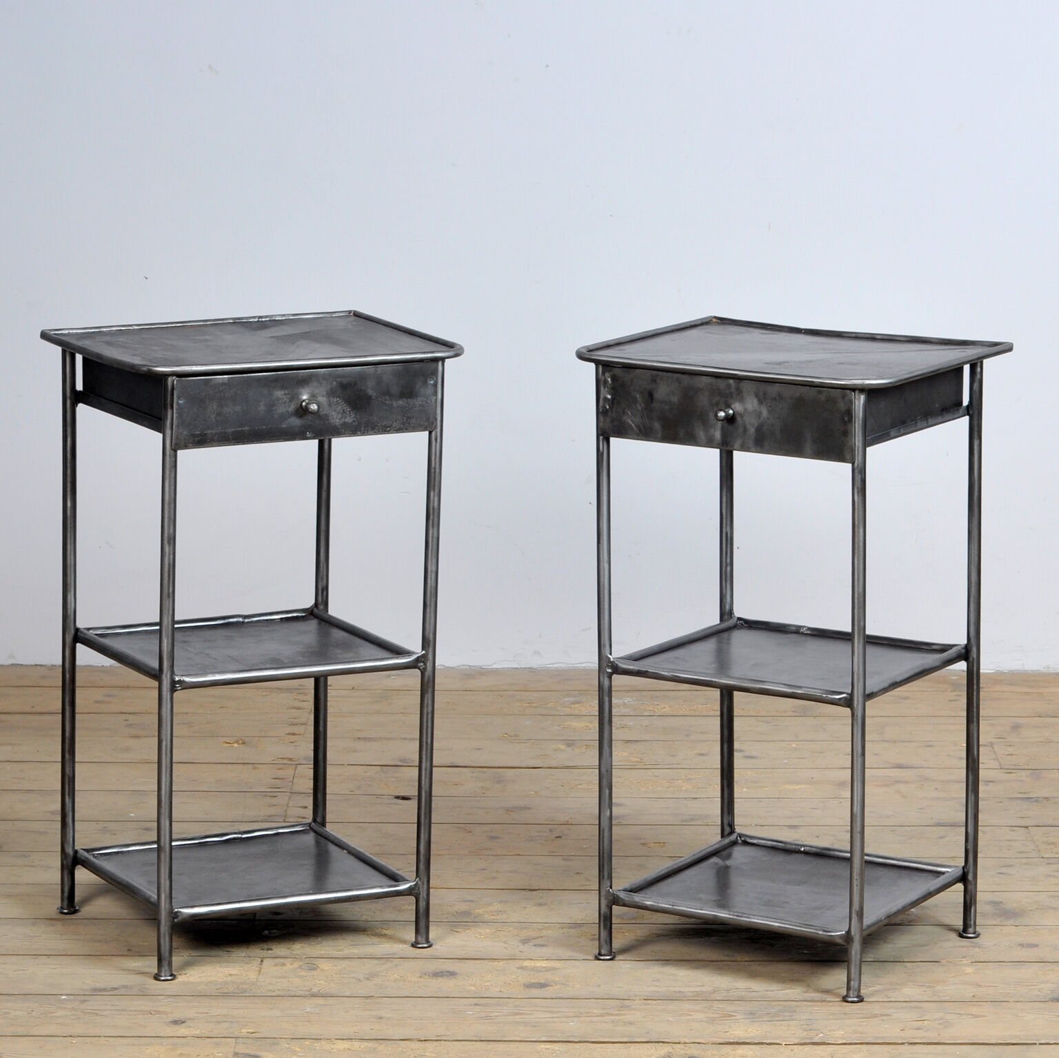 Paire de tables de chevet, années 1910