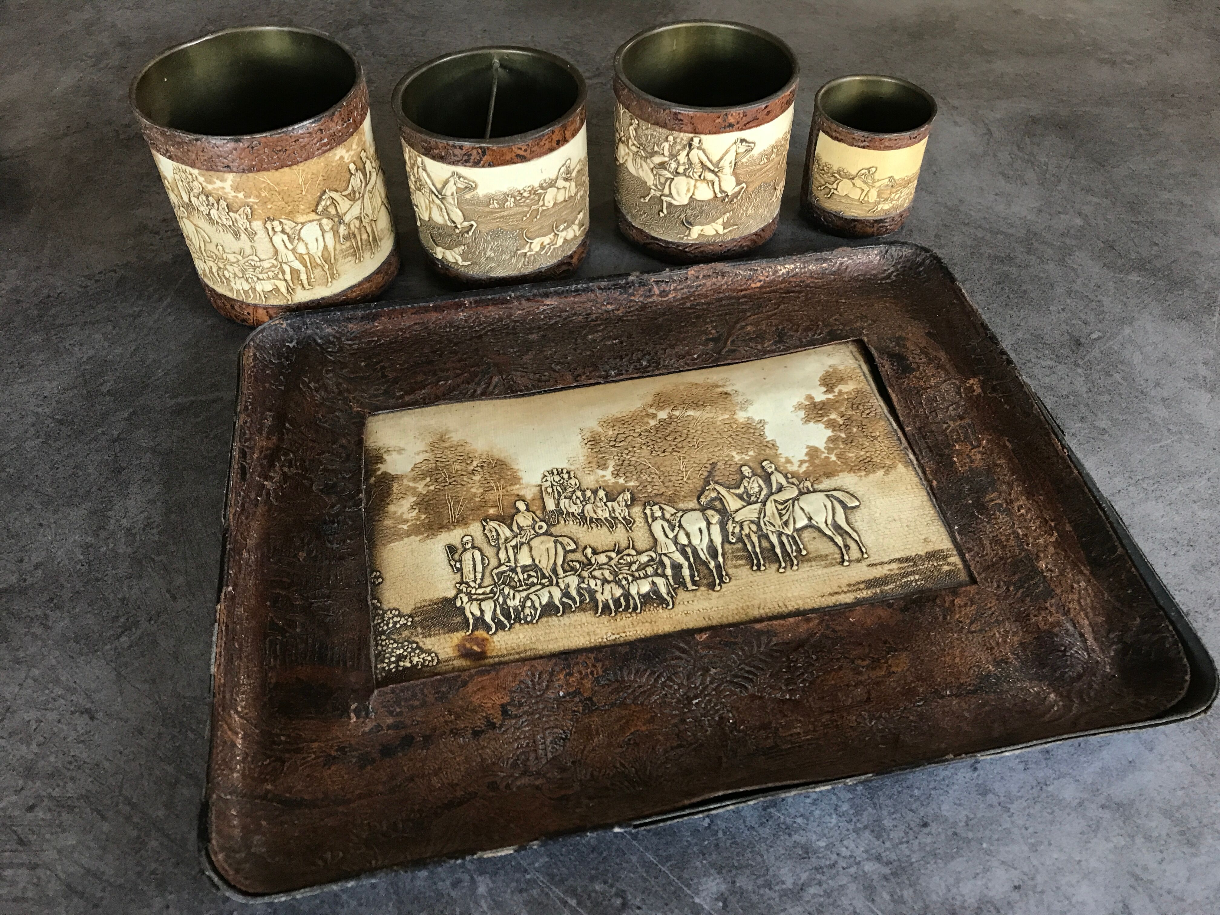 Nécessaire de bureau ancien laiton et cuir, 1 plateau avec 4 pots décor chasse à courre