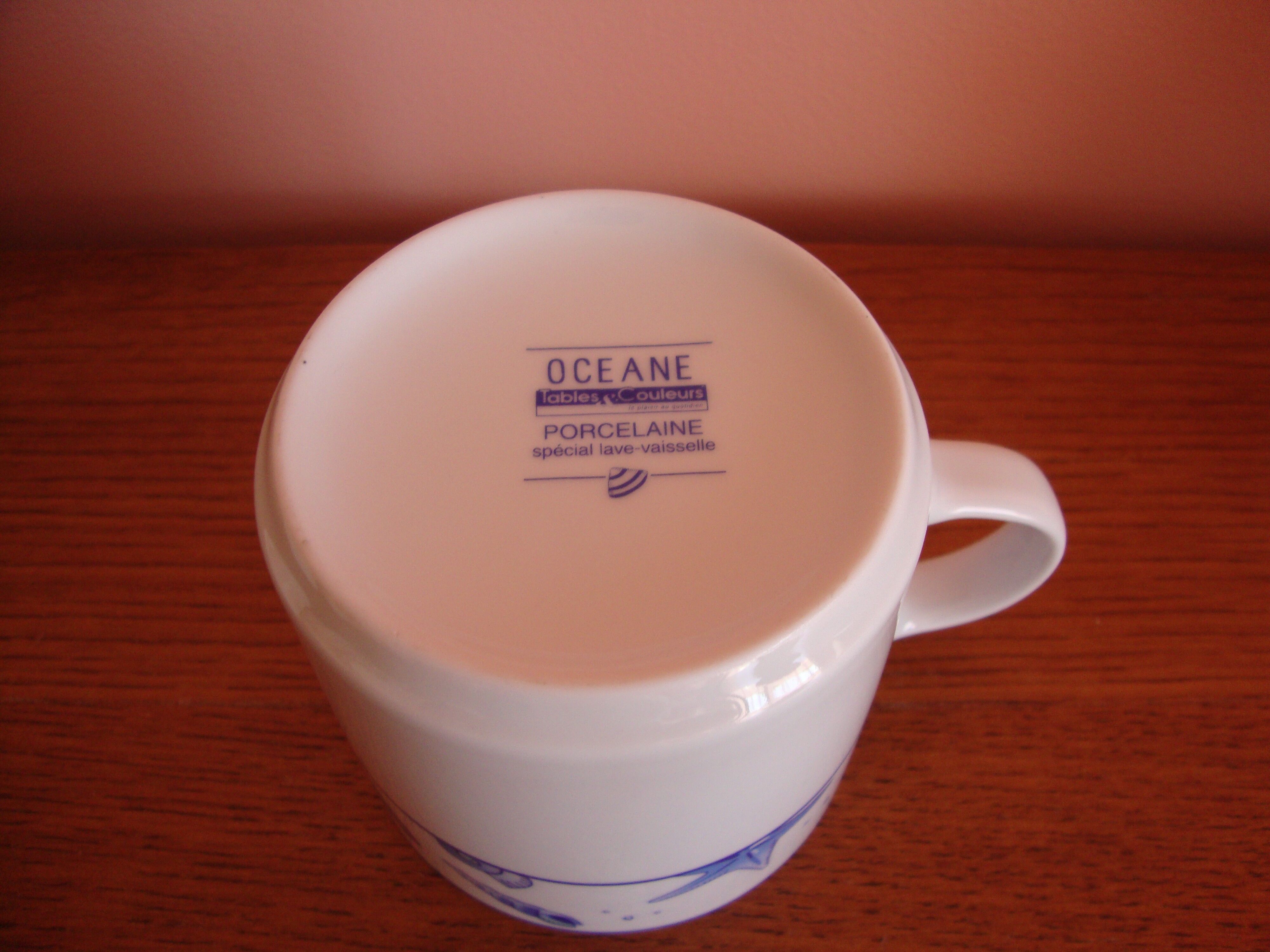 2 coffee or tea cups in porcelain deco seaside