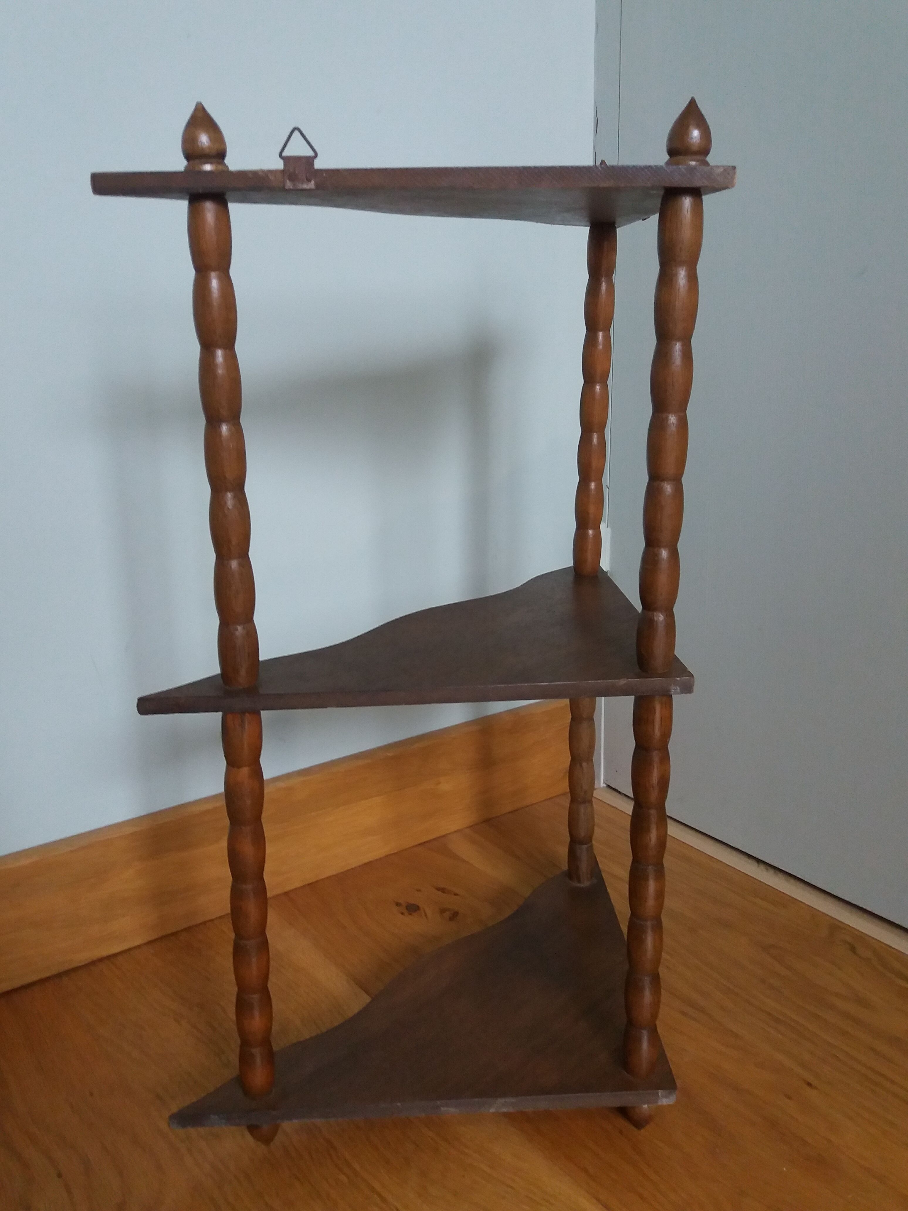 Hanging corner wall shelf