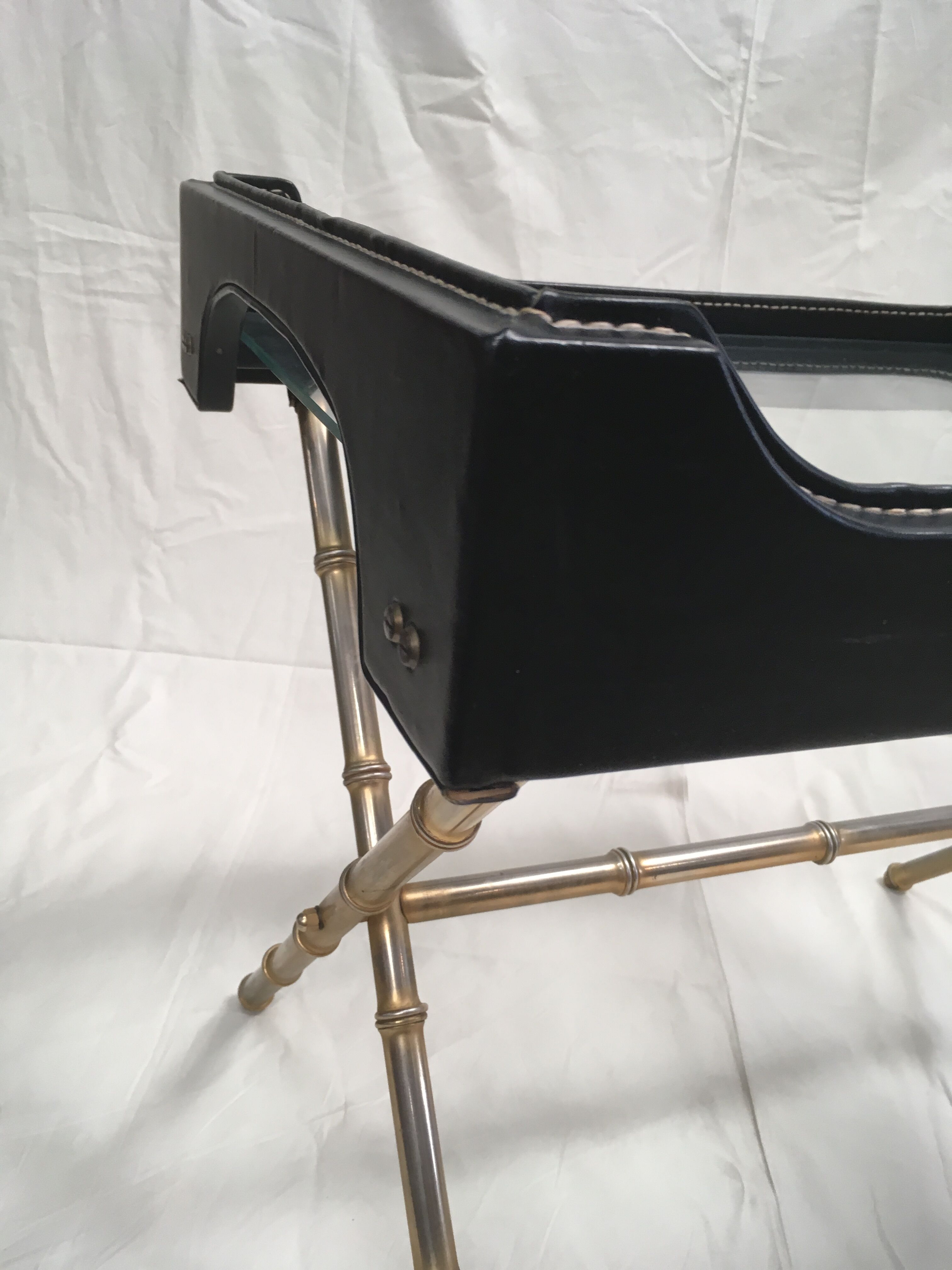 Table d'appoint vintage en laiton et cuir par Jacques Adnet 1950