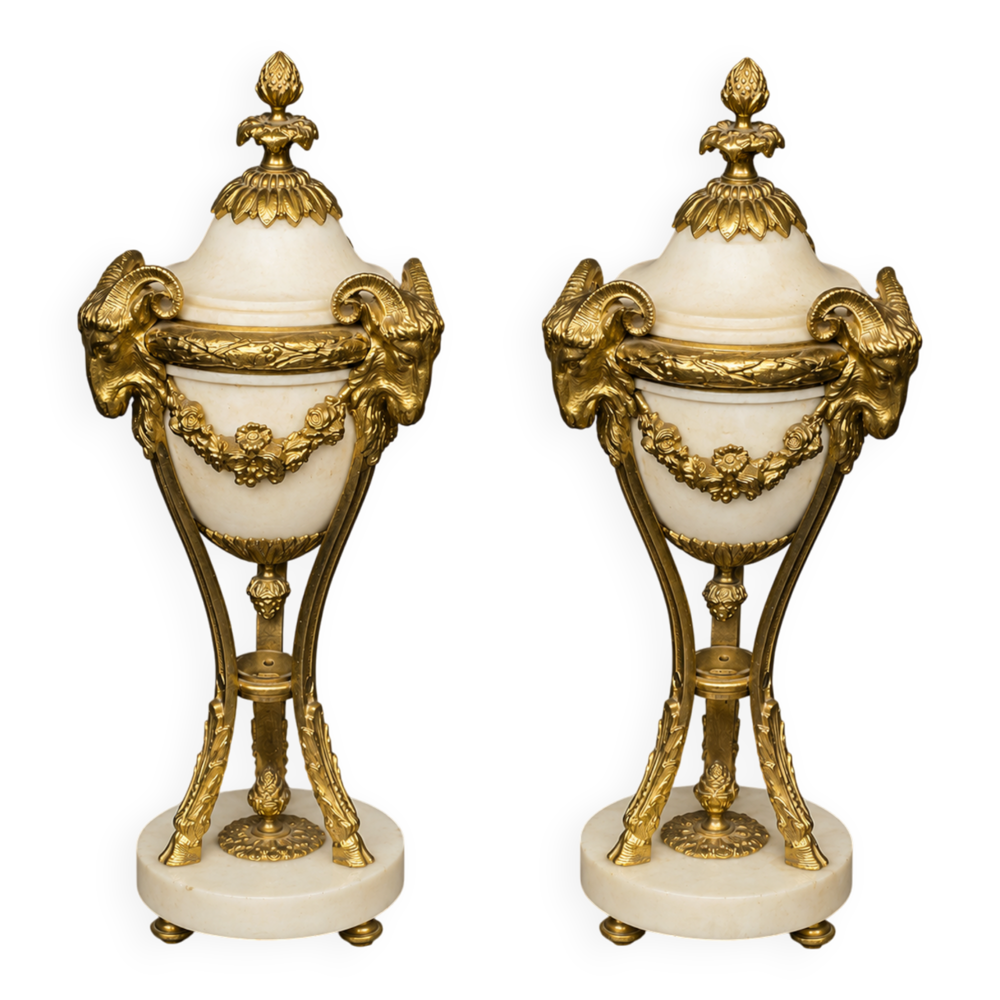 Paire de vases style Louis XVI. Marbre blanc et bronze doré.