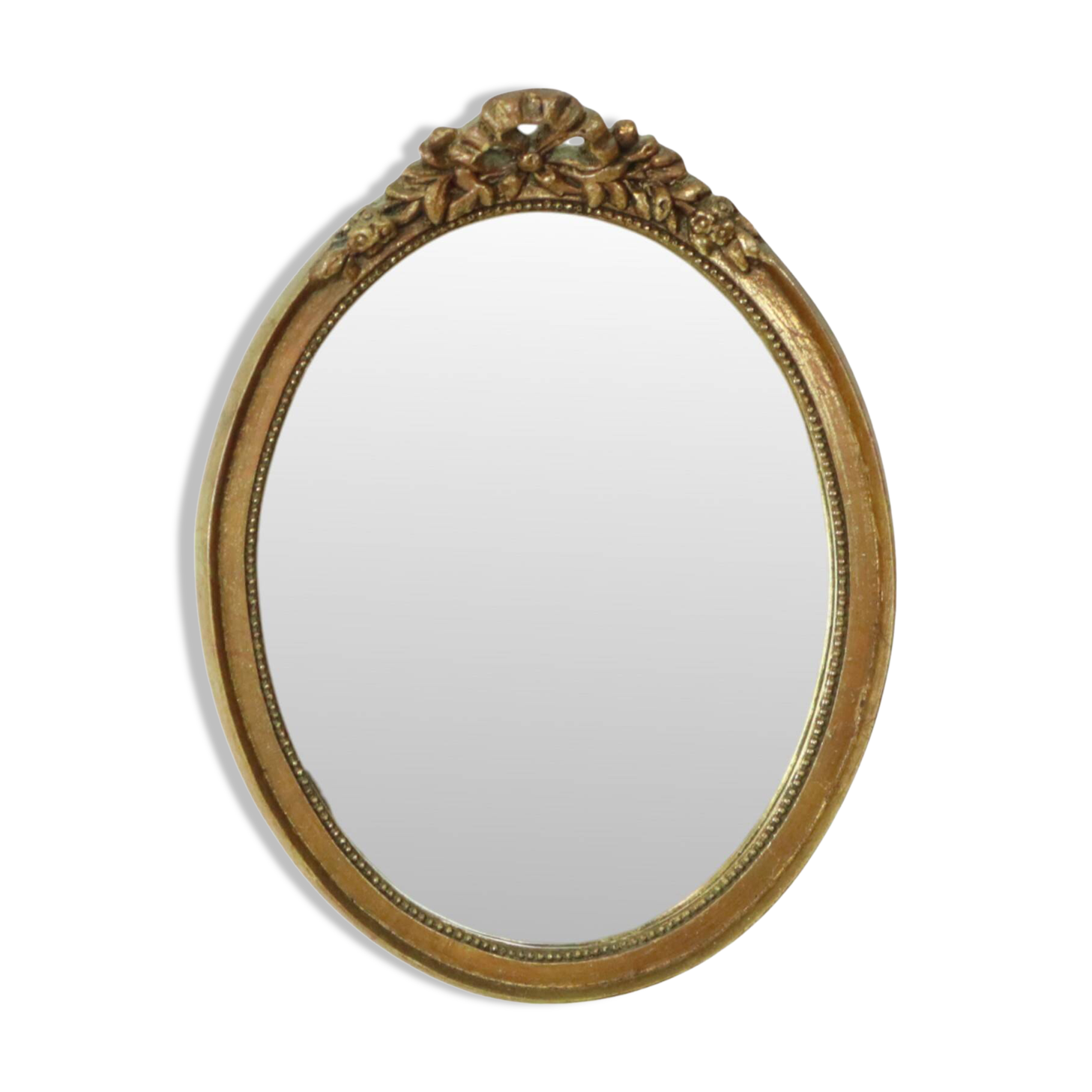Miroir ovale vintage en résine dorée à la feuille d'or, style années 60. Classique.