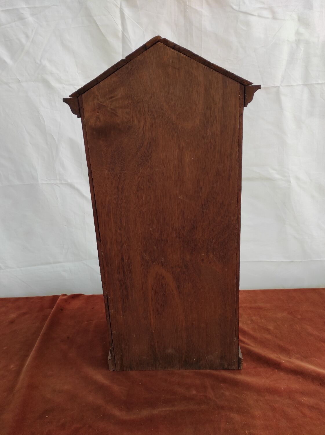 Showcase to pose nineteenth century walnut