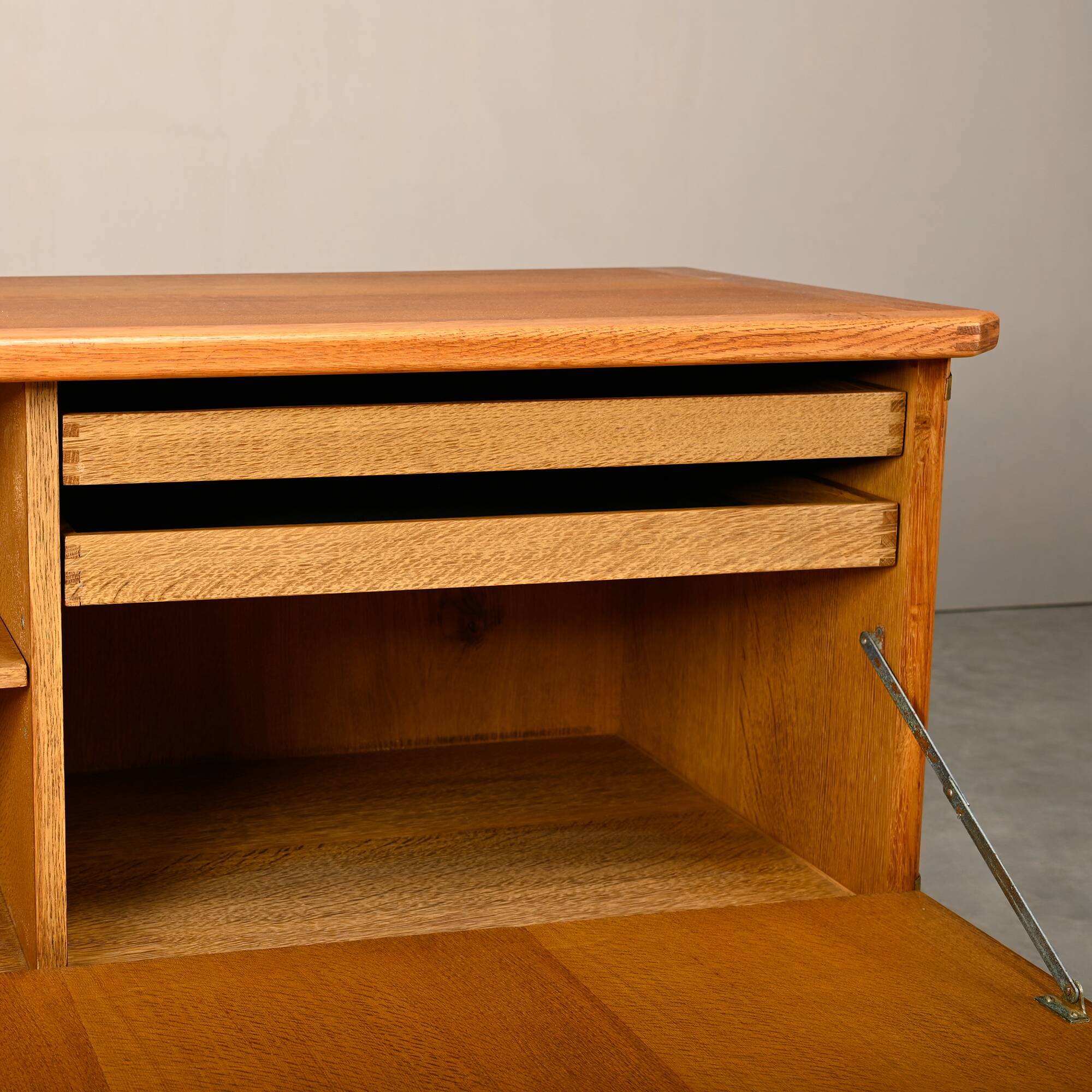 Buffet bas en chêne avec des supports en laiton conçu par Henning Kjærnulf.
