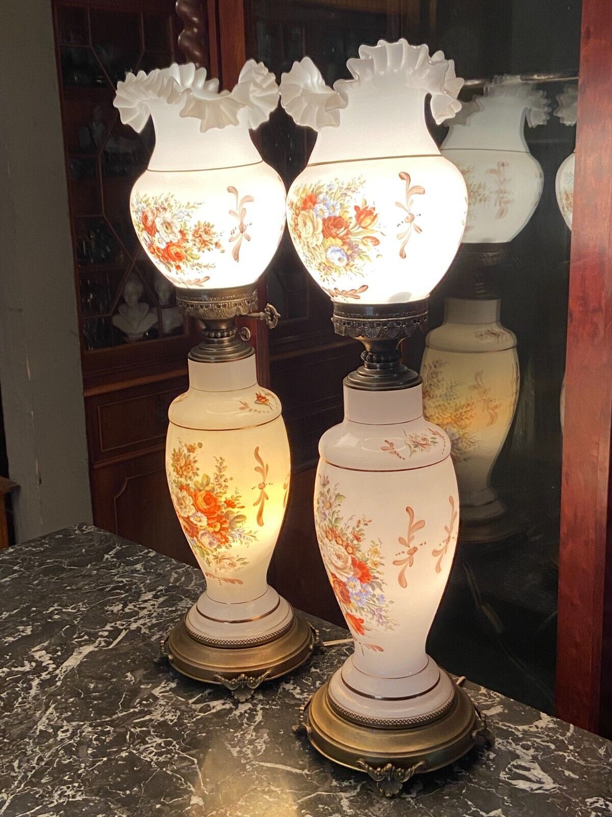Paire de lampes en opaline blanche à décor floral