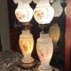 Paire de lampes en opaline blanche à décor floral