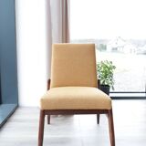 Fauteuil lounge vintage jaune avec accoudoirs en tissu bouclé, bois de noyer, style scandinave