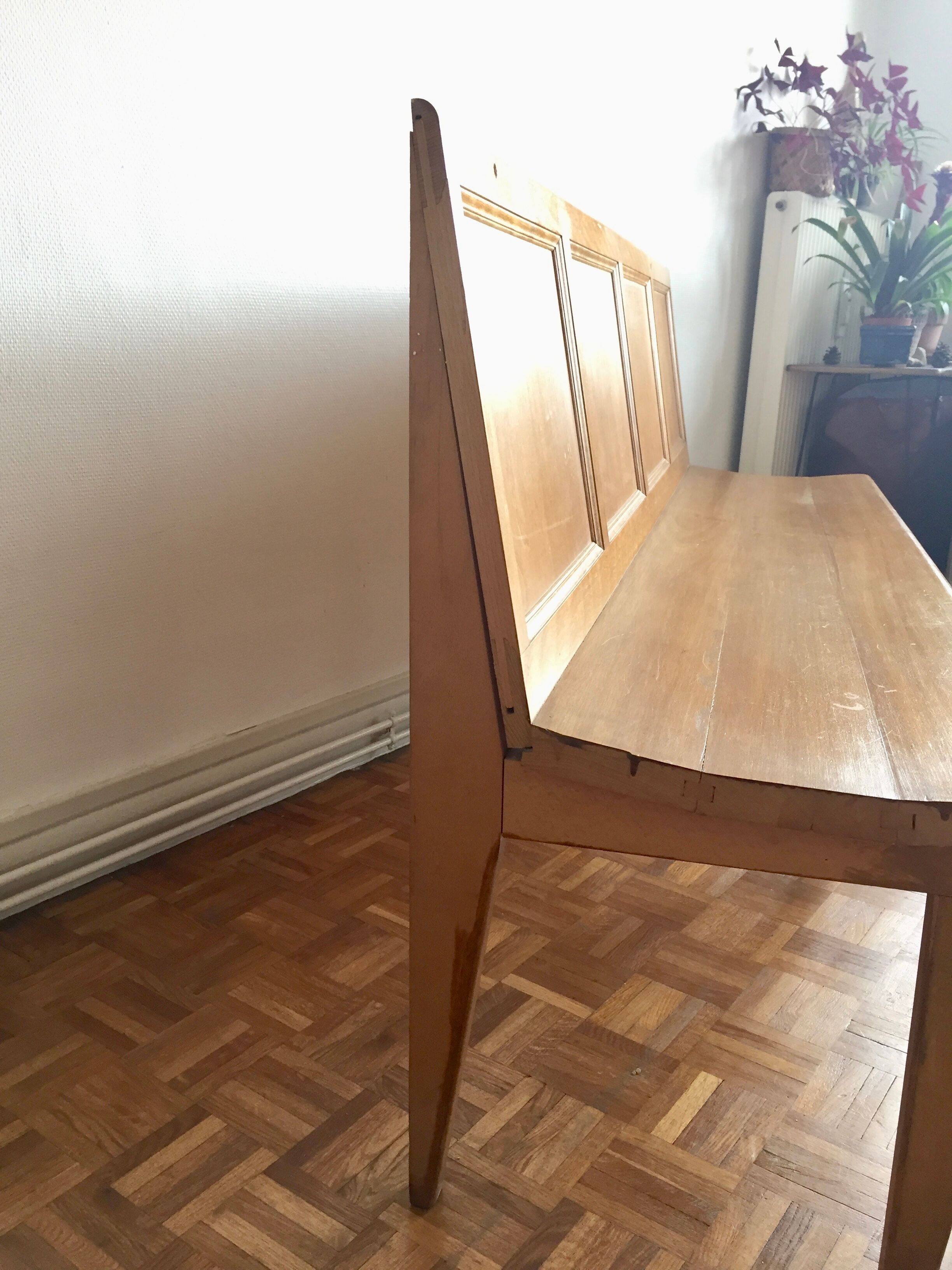 Station in oak bench