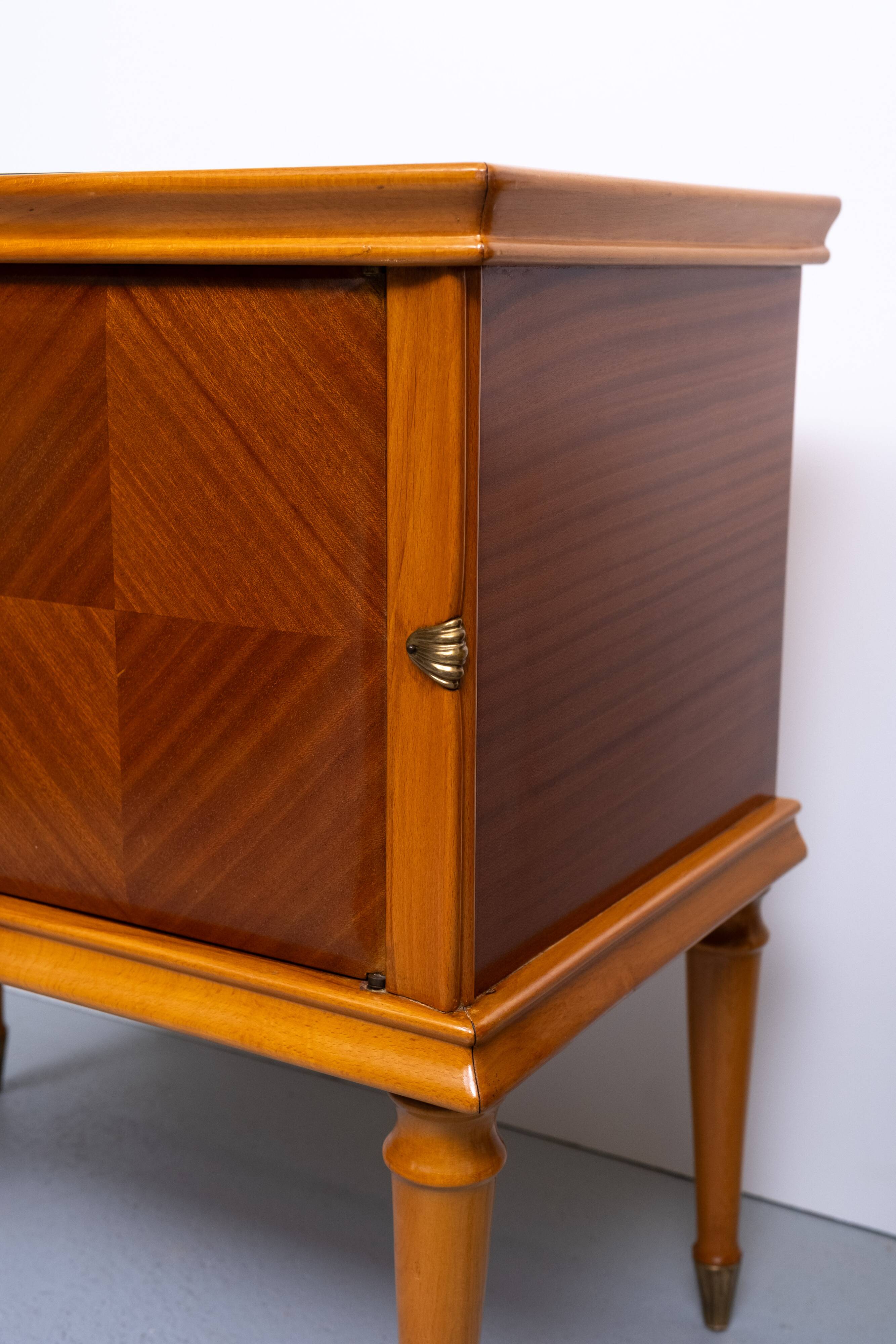 paire de tables de chevet italiennes en noyer des années 1950
