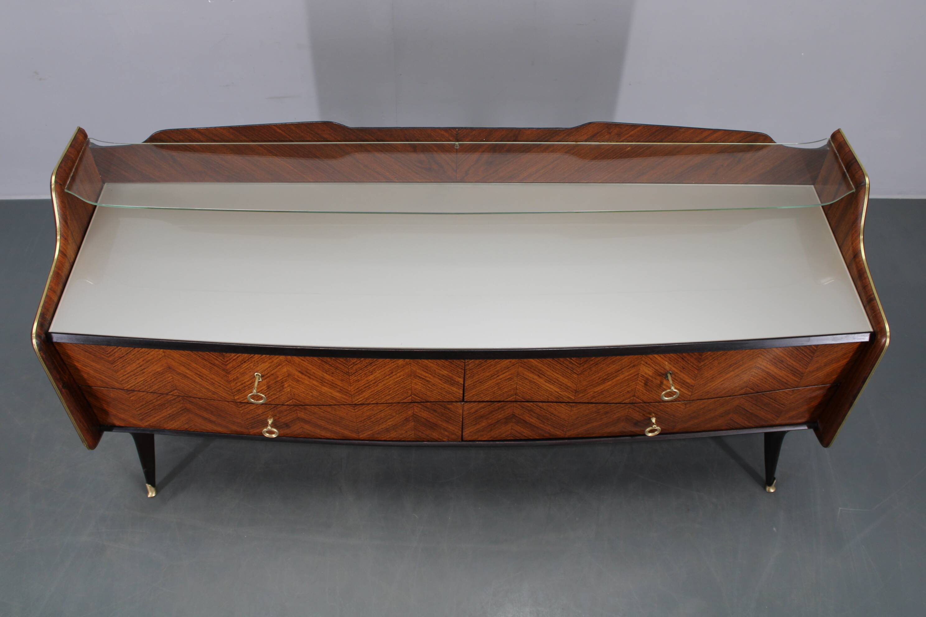 Buffet italien organique des années 1950 avec plateau en verre et 4 tiroirs