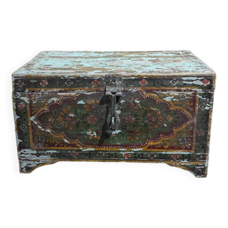 Small Indian chest, painted with floral motifs, arranged with several compartments on two levels,