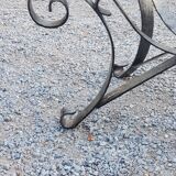 Table basse des années 70 en fer forgé plateau en verre bec de corbin