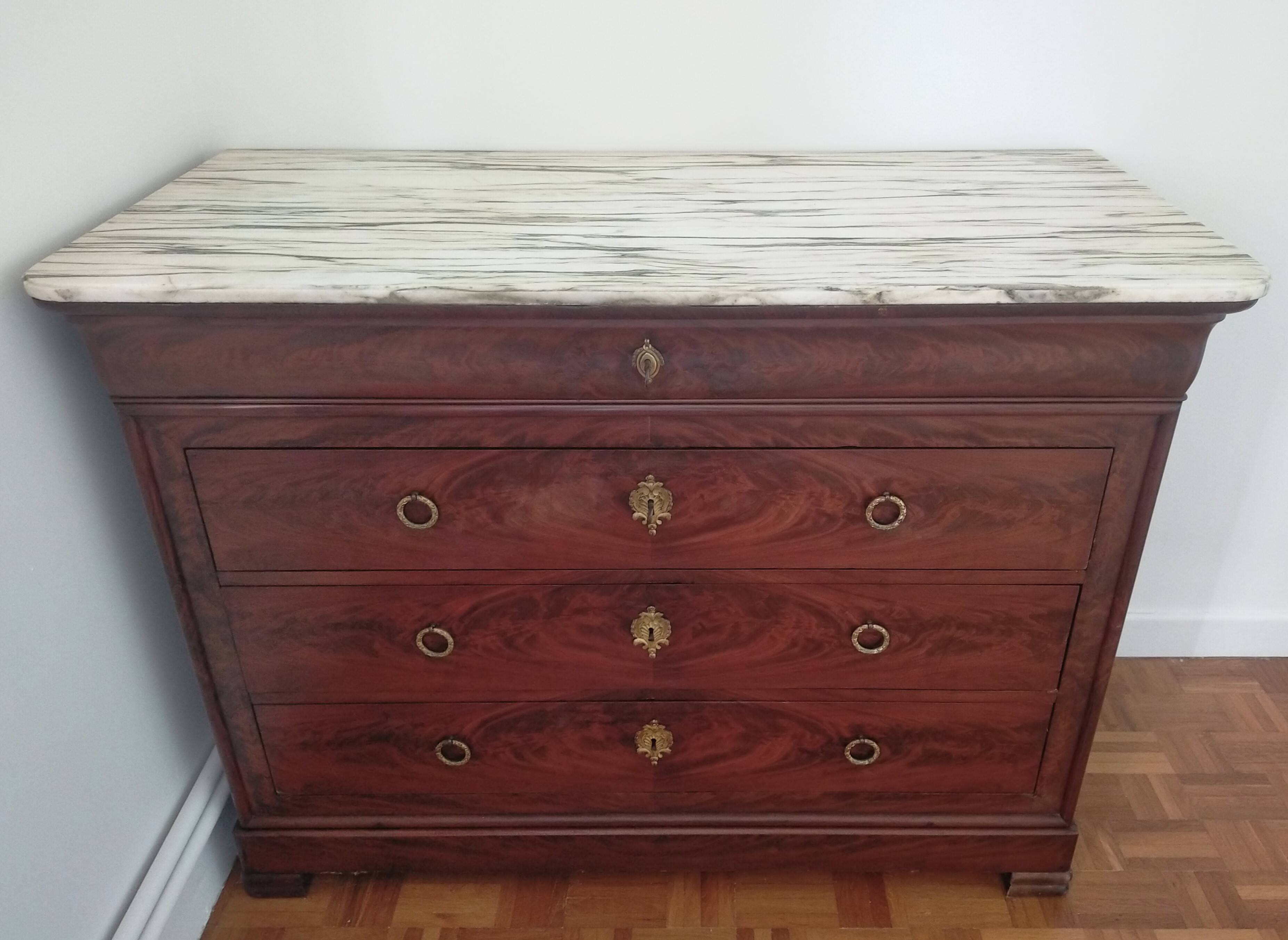 Commode Louis Philippe en acajou et plateau marbre