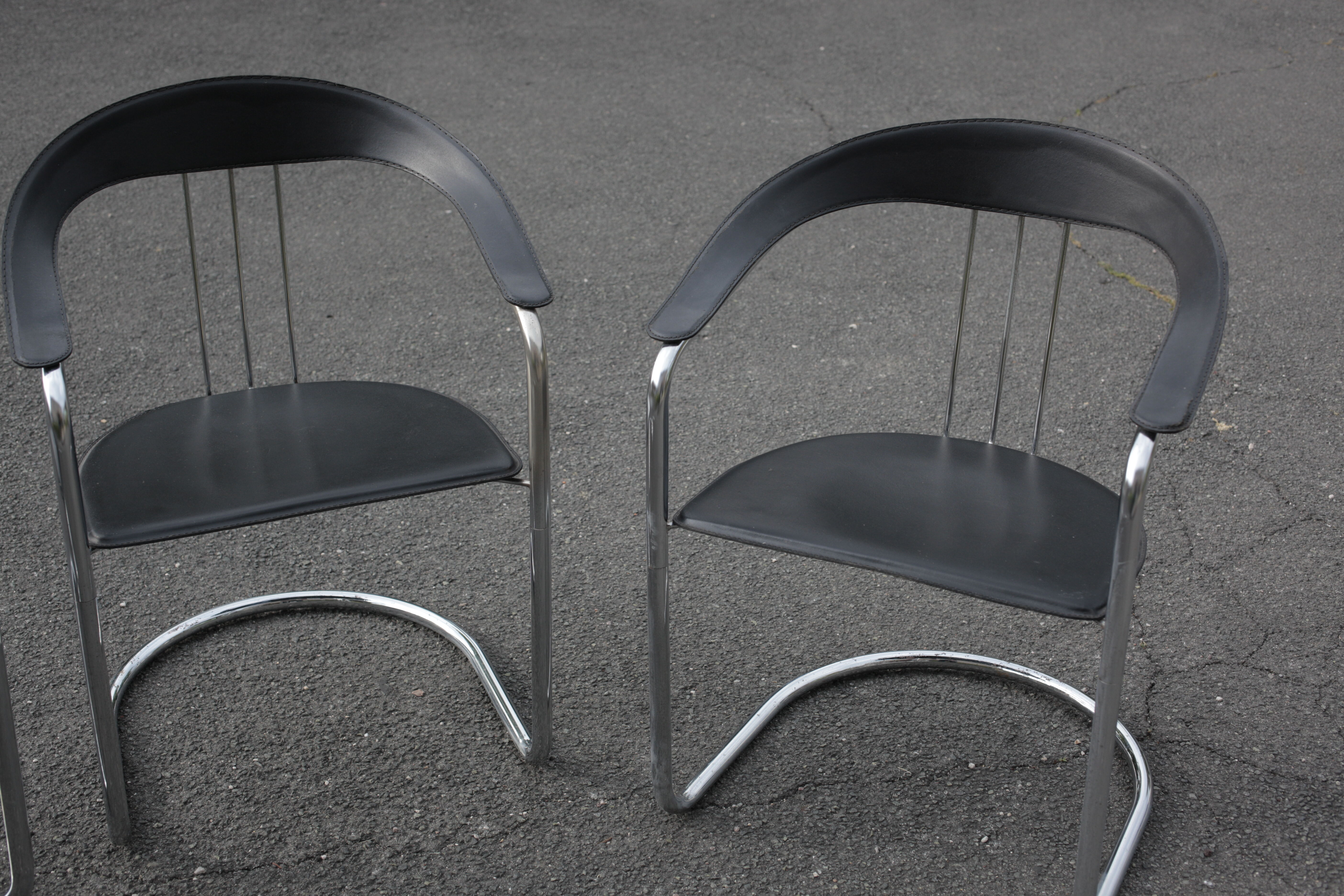 Quatre chaises avec accoudoirs style Arrben