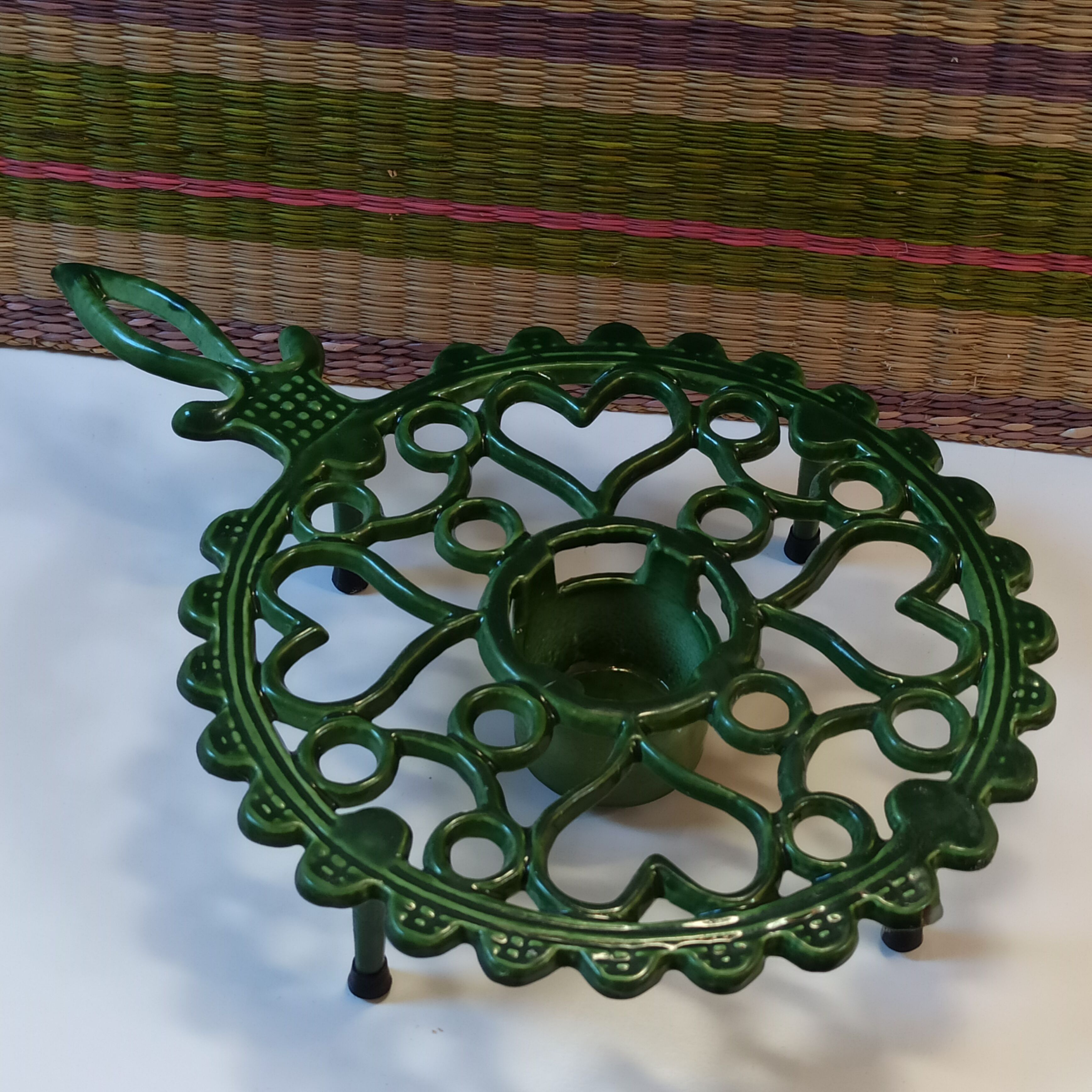 Enamelled cast iron underside