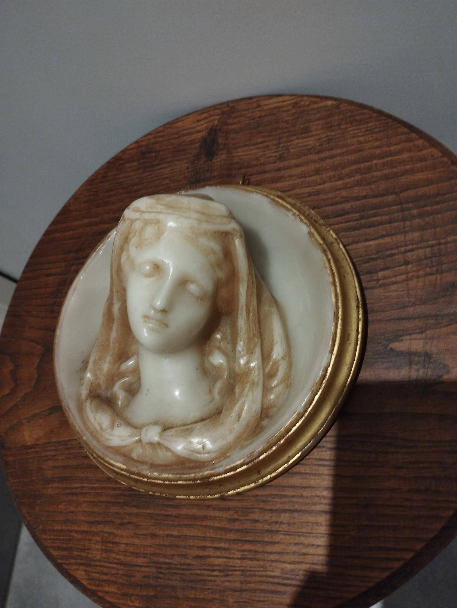 Relief portrait in the shape of a medallion - Napoléon III period