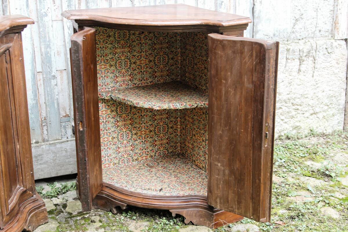 Paire d'encoignures galbées style Louis XV