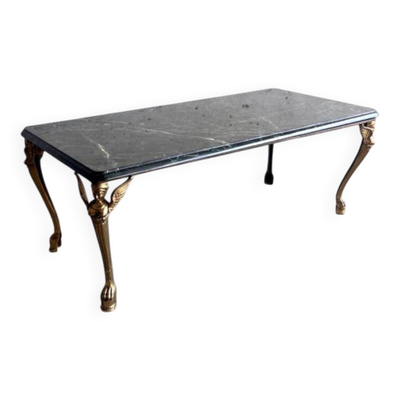 Table basse vintage en marbre vert foncé avec pieds ornés en métal doré, style milieu du siècle