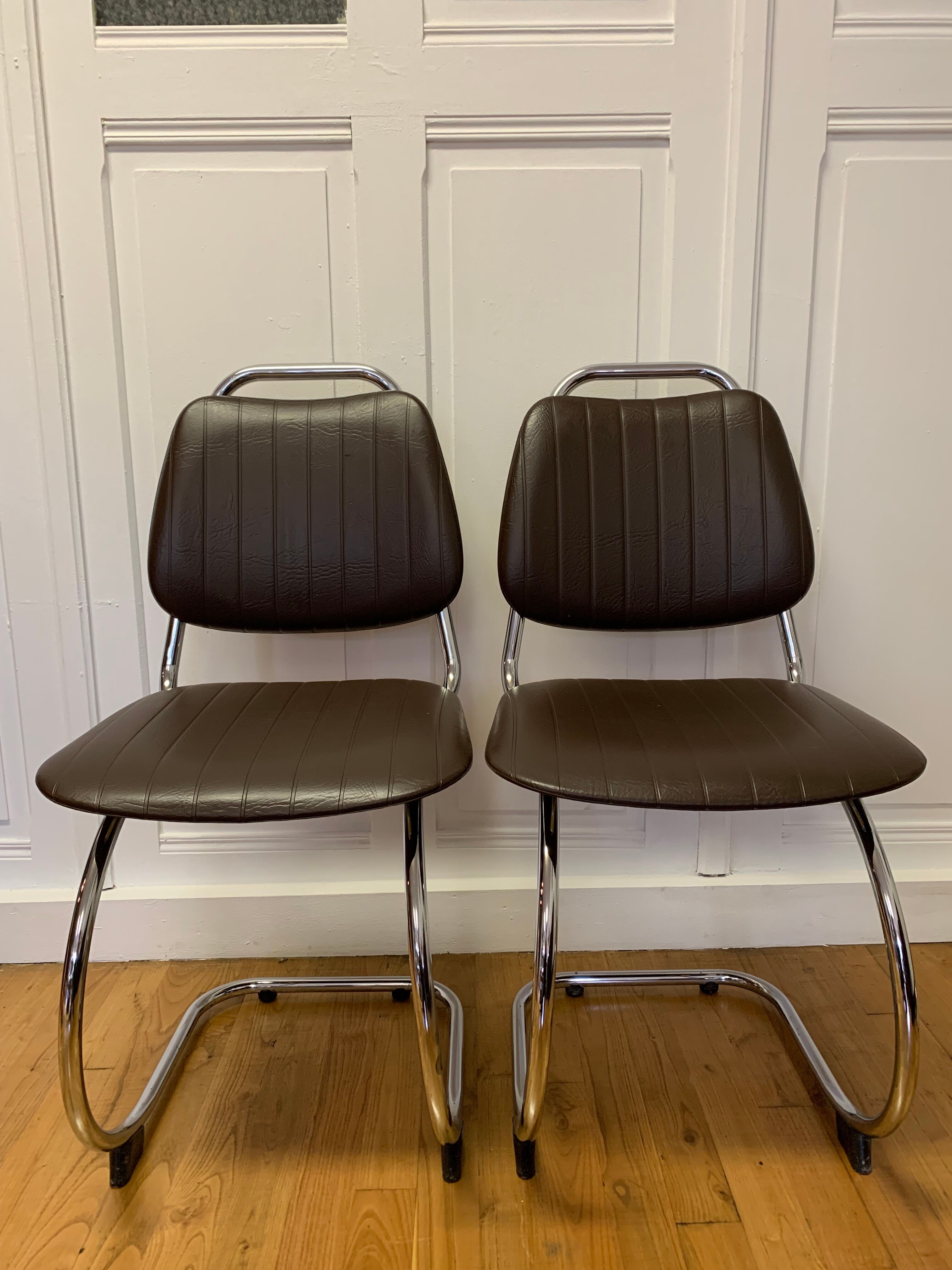Pair of cantilever chairs 70s