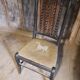 Chaise années 1900 avec dessin d'un chien de chasse brodé et perles  de bois