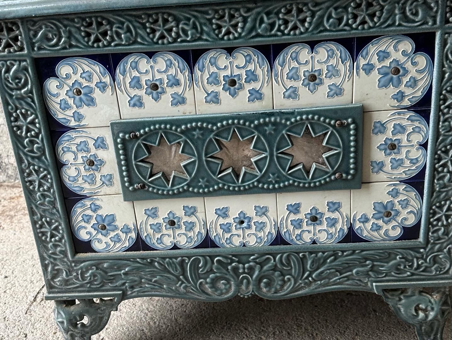 Enamelled cast iron wood stove and earthenware Mirus