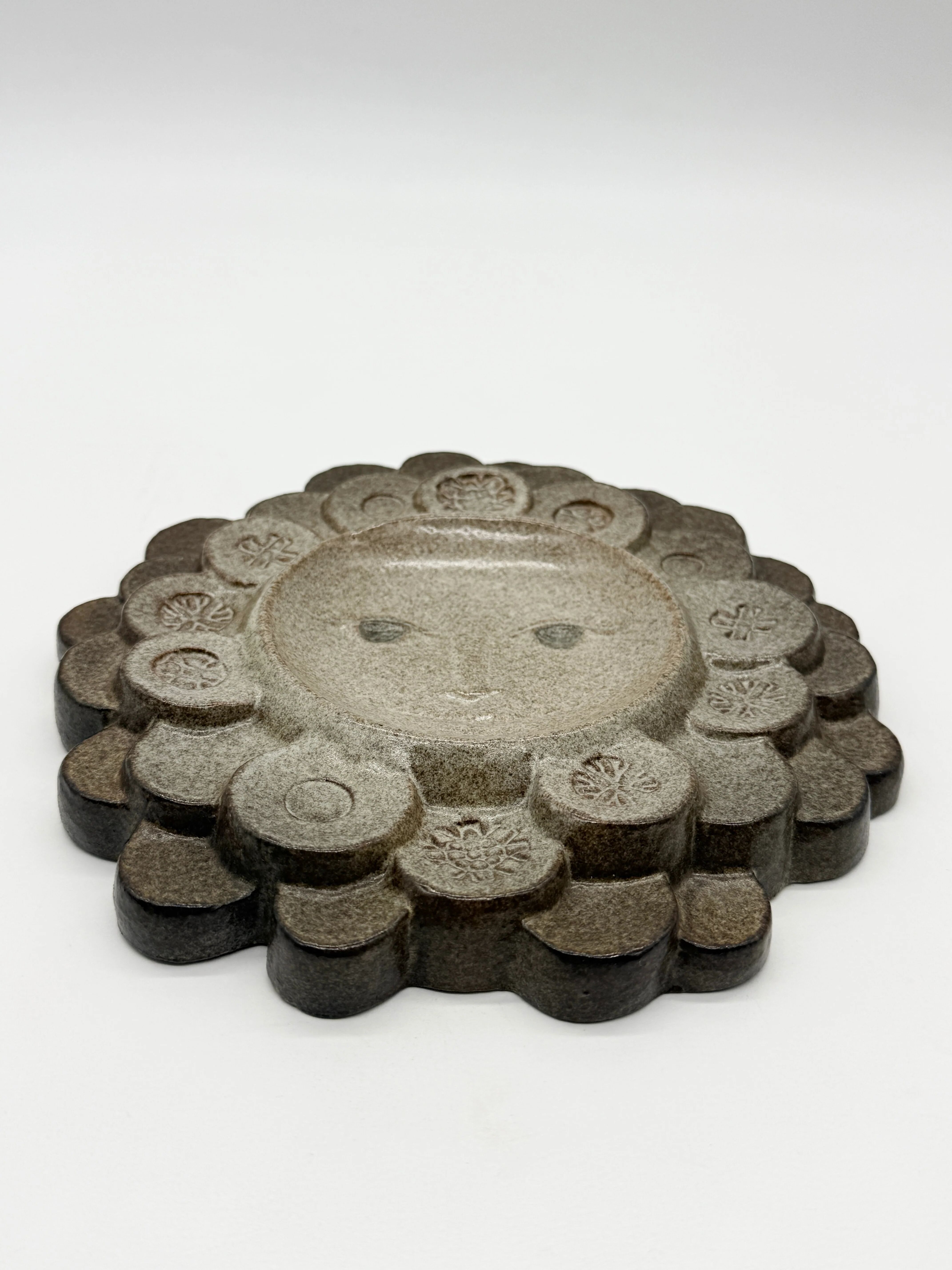 Céramique murale « visage solaire » — signée, circa 1970