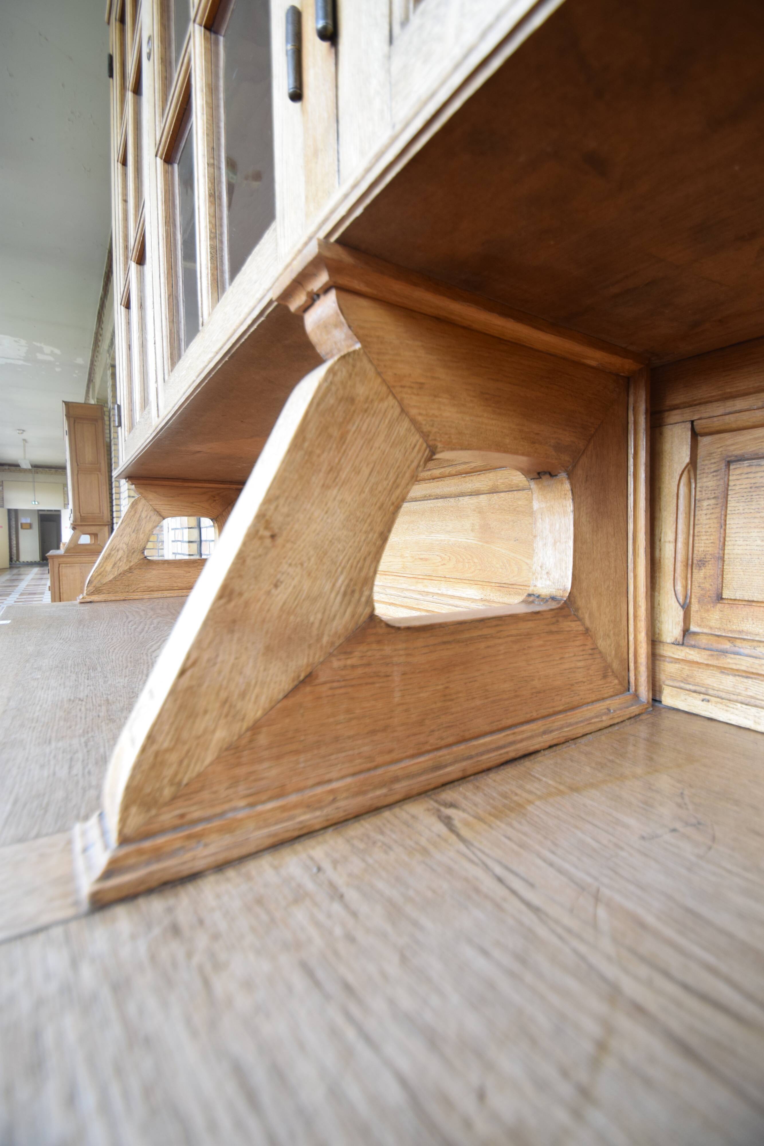 Glass library of a medical school in solid oak from the 1950s.