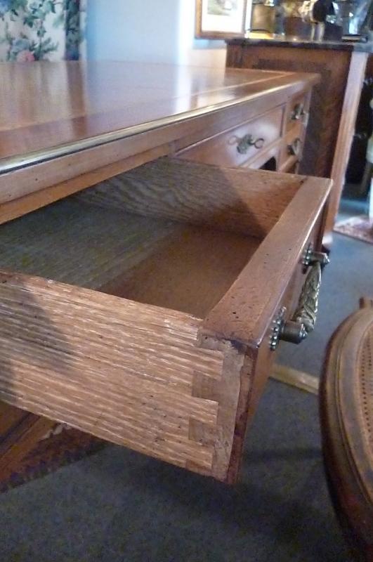 Double-sided flat desk