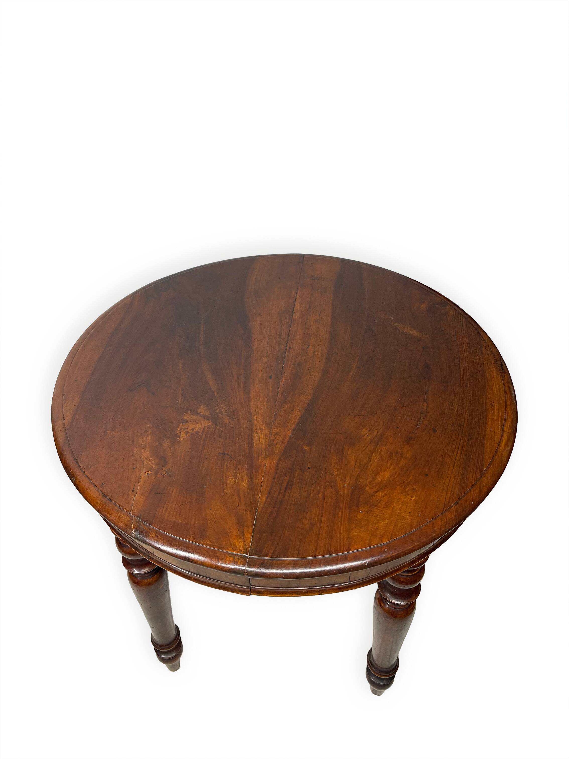 Table ronde italienne en noyer, années 1900