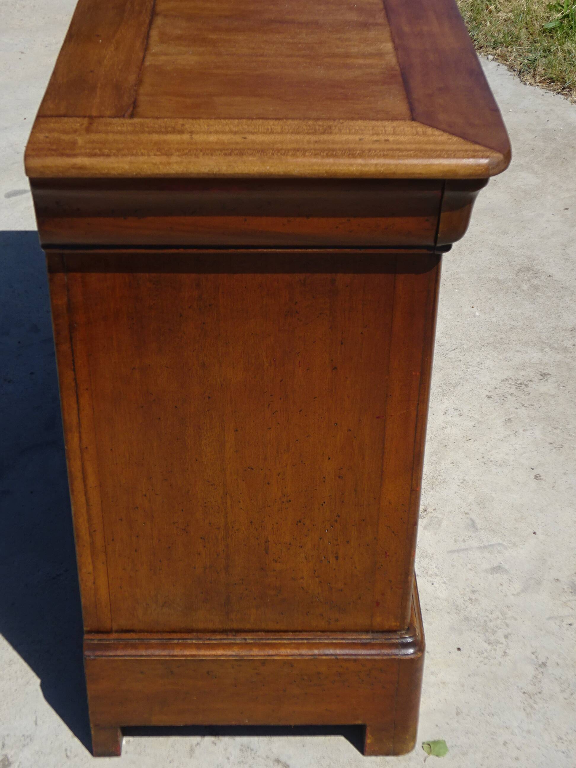 Chest of drawers with decorated handles in the Louis XVI style.