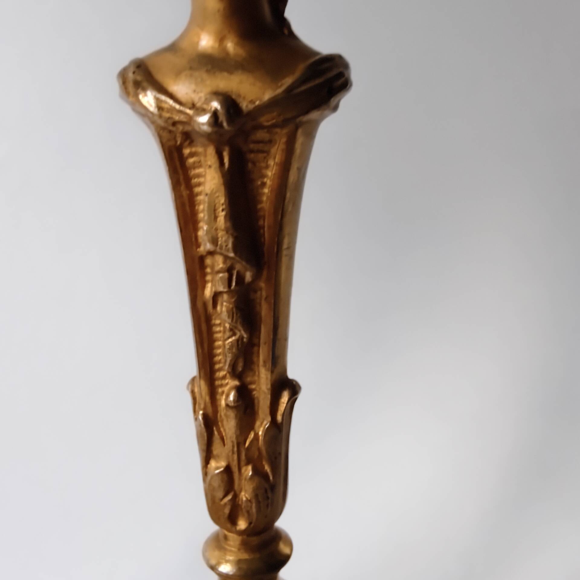 Pair of neoclassical candle holders in gilded bronze and green onyx, bust of