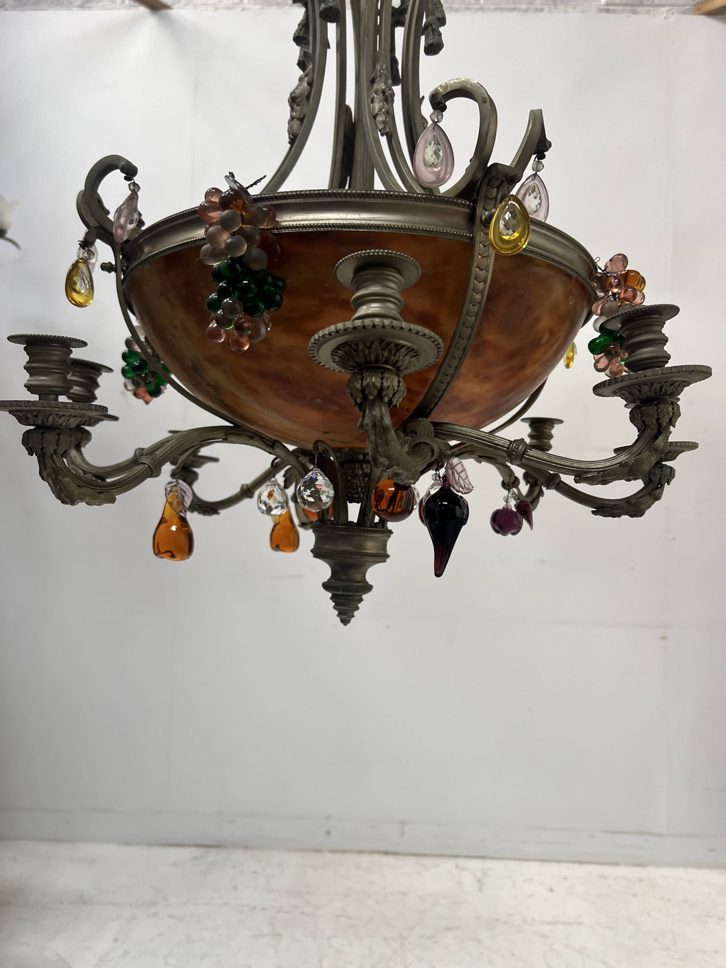 Napoleon III chandelier in bronze and alabaster with eight light arms, 19th century.